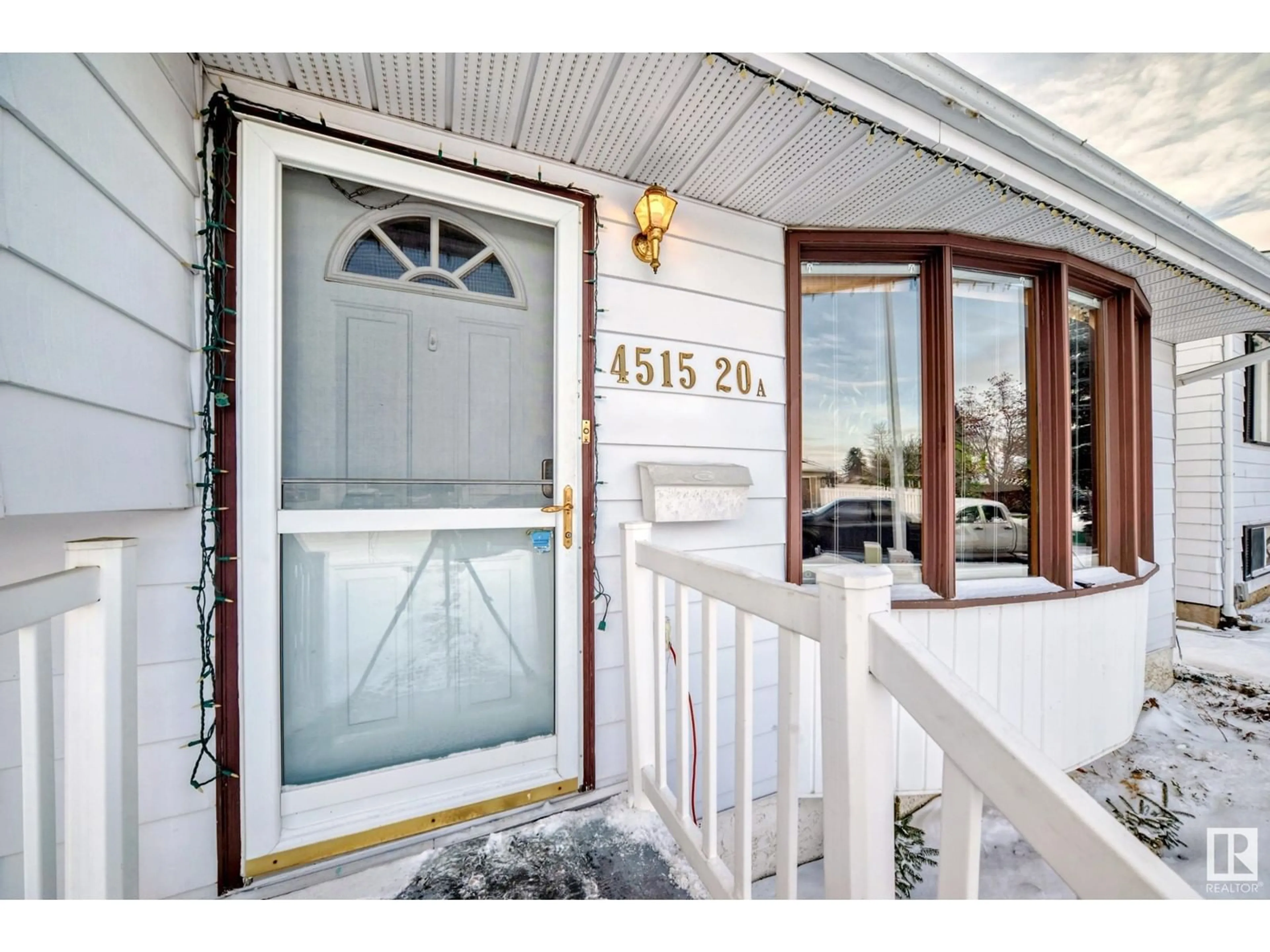 Indoor entryway for 4515 20A AV NW, Edmonton Alberta T6L2V2