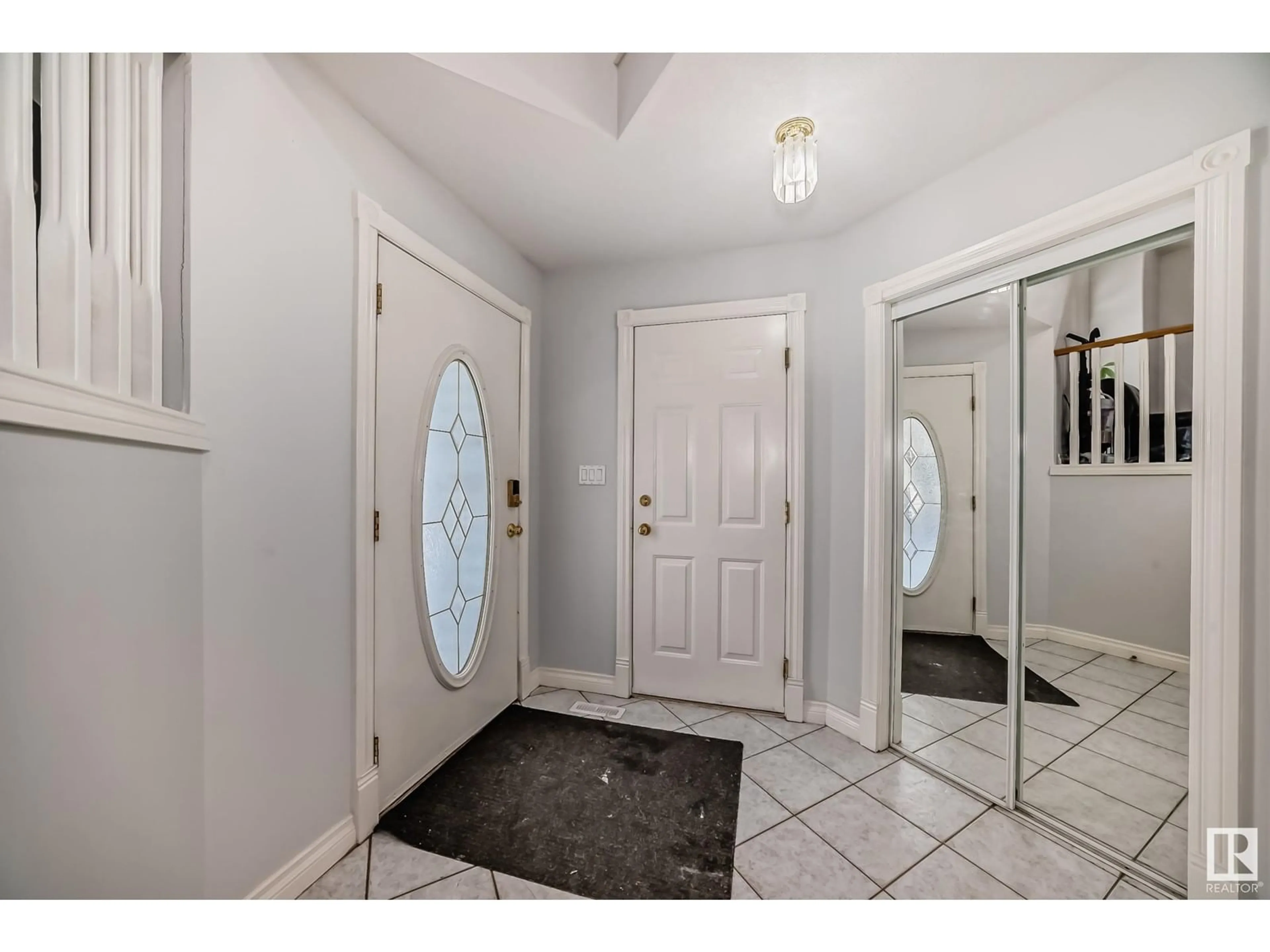 Indoor entryway for 4126 33A AV NW, Edmonton Alberta T6L7G3