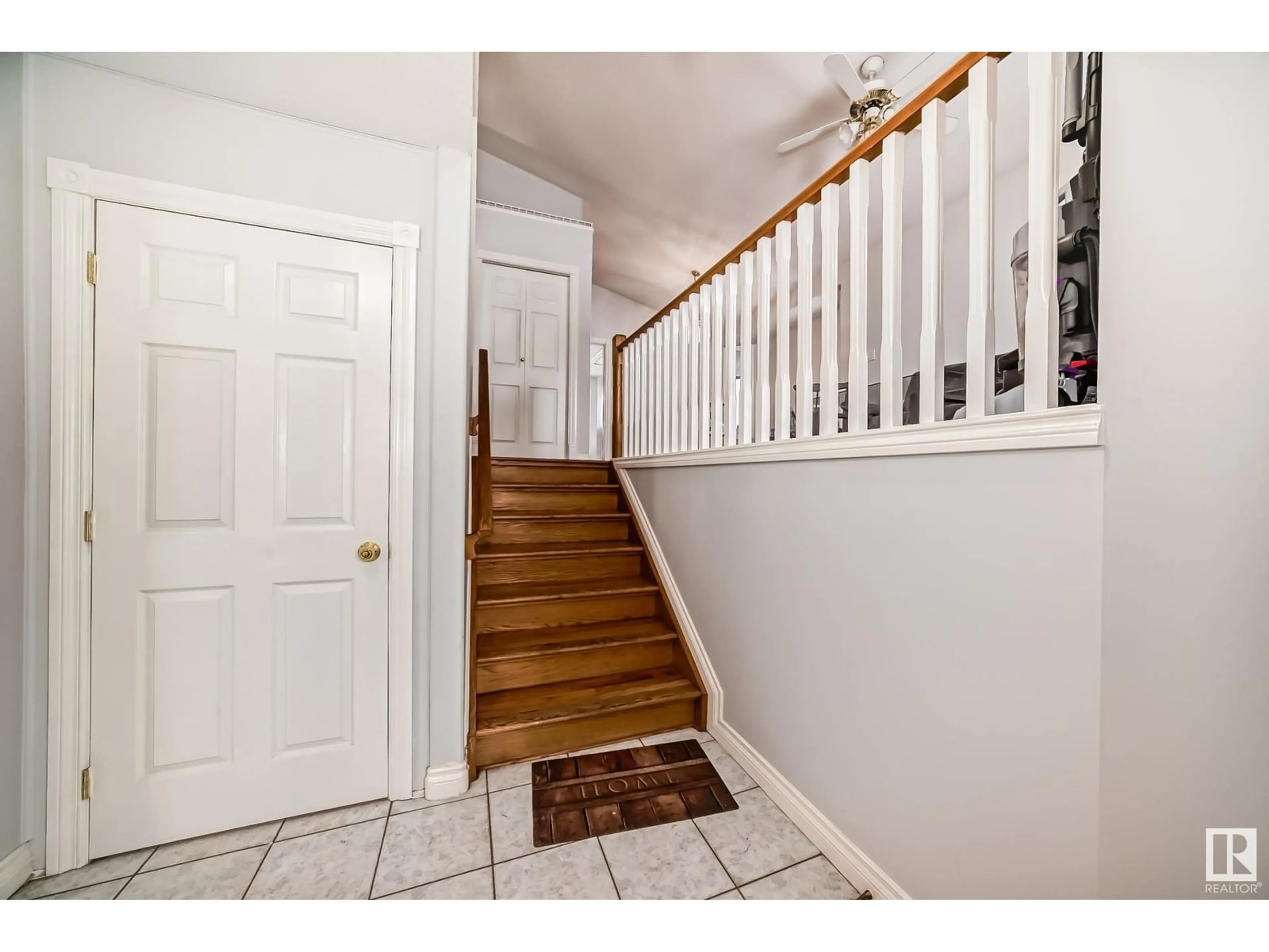 Indoor entryway for 4126 33A AV NW, Edmonton Alberta T6L7G3