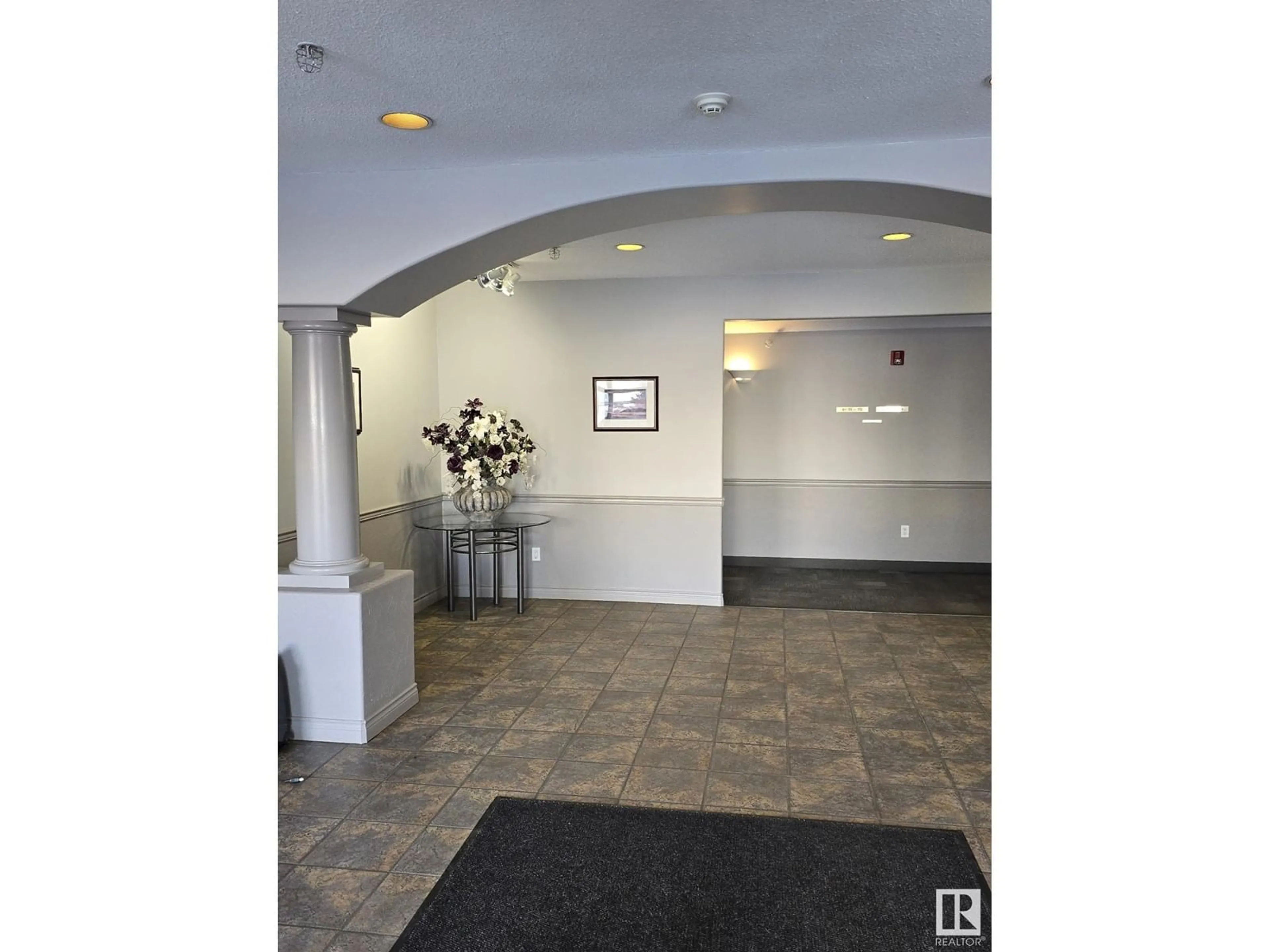 Indoor foyer for #302 10421 42 AV NW, Edmonton Alberta T6H7C8