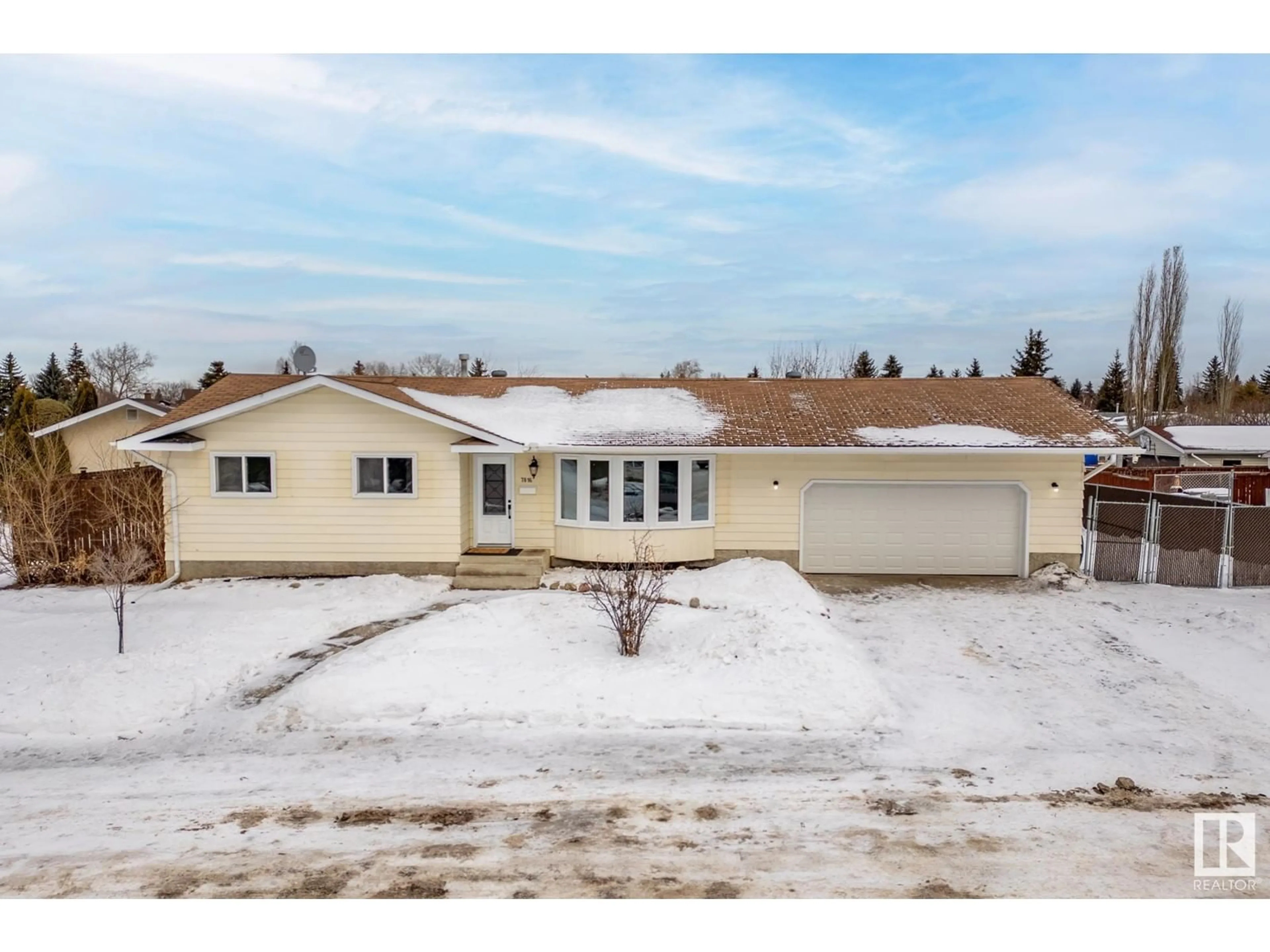 A pic from outside/outdoor area/front of a property/back of a property/a pic from drone, street for 7816 21 AV NW, Edmonton Alberta T6K2E2