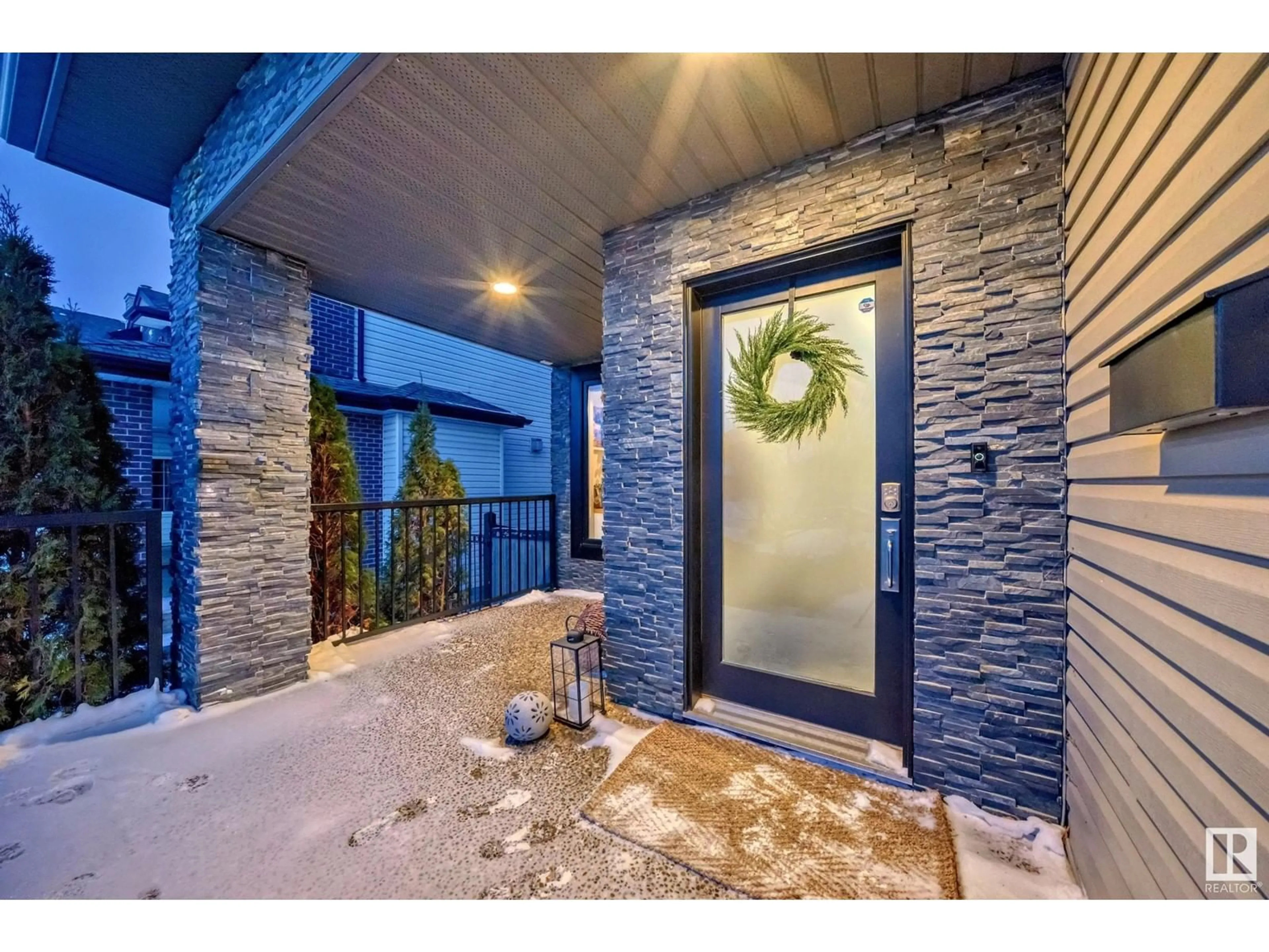 Indoor entryway for 65 OAK VISTA DR, St. Albert Alberta T8N1C1