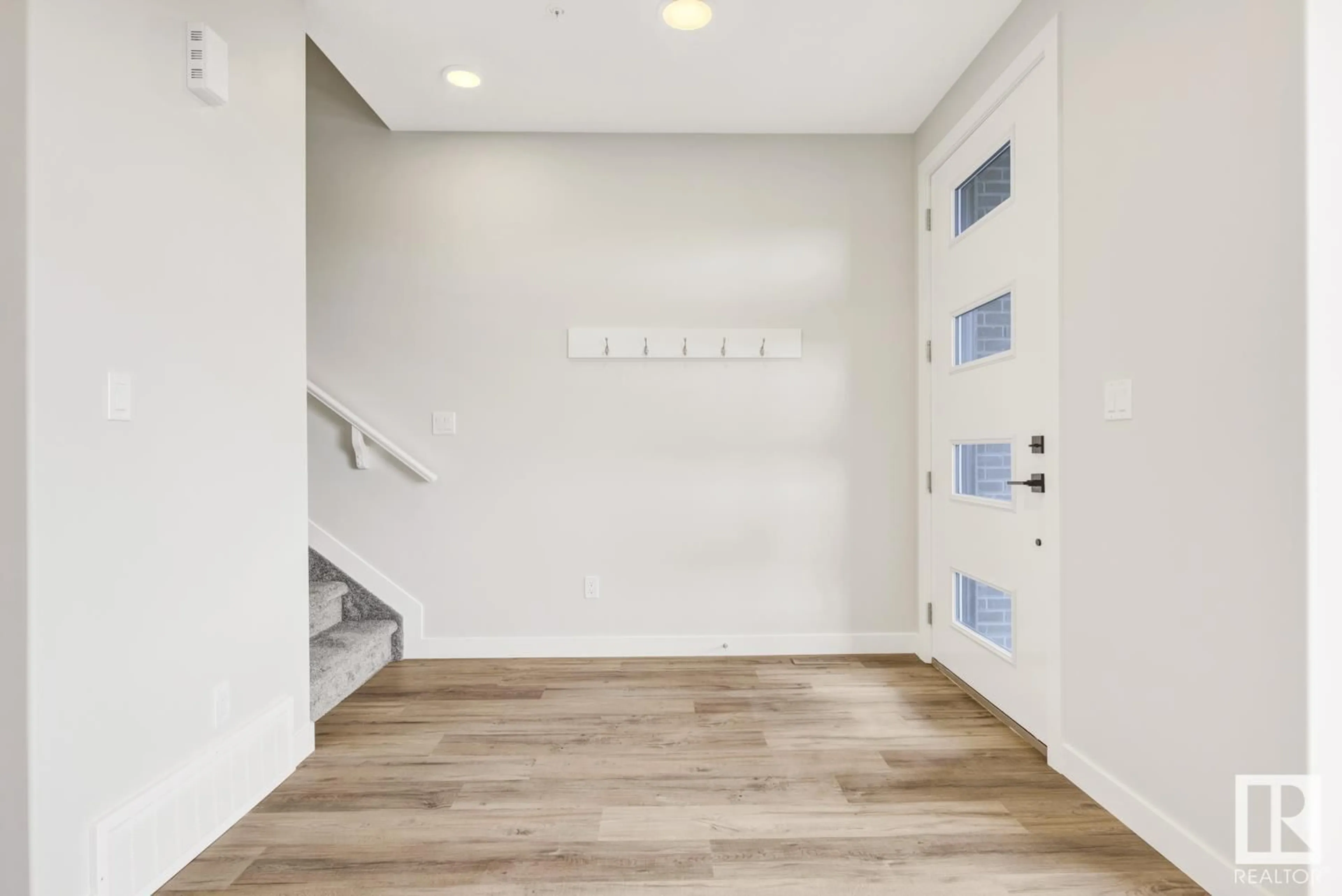 Indoor entryway for 8063 CEDRIC MAH RD, Edmonton Alberta T5G2Z4