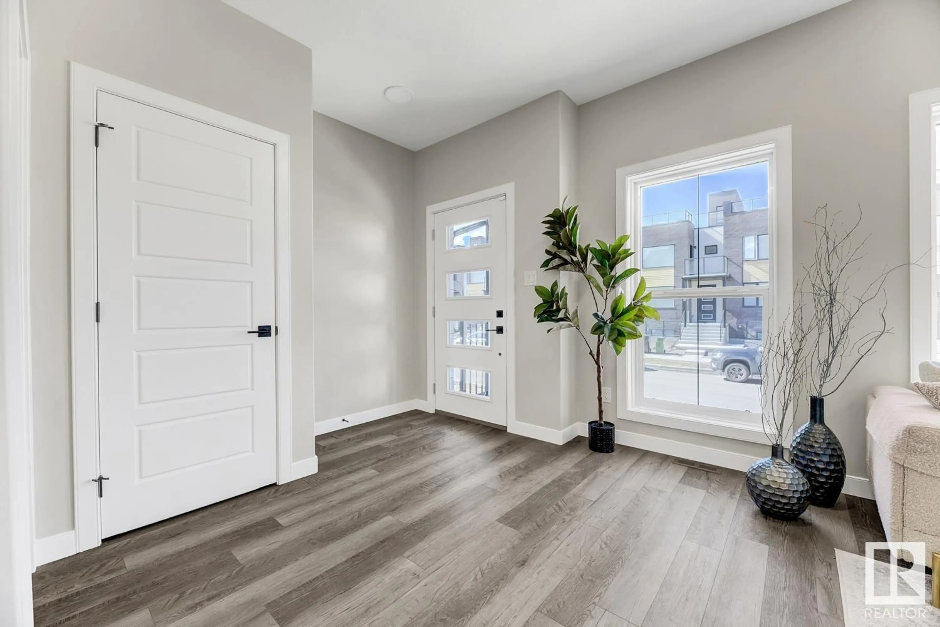 Indoor entryway for 7805 Yorke RD NW, Edmonton Alberta T5G2R6