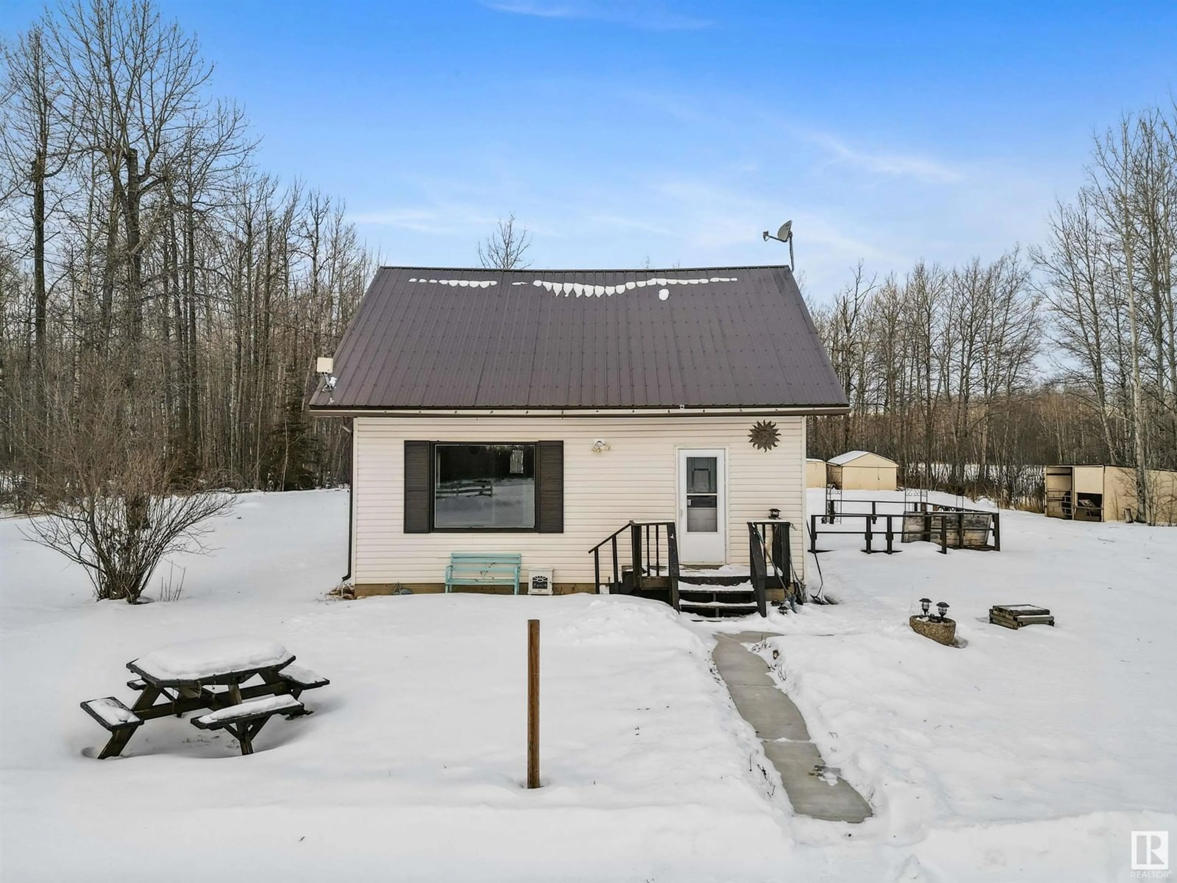 A pic from outside/outdoor area/front of a property/back of a property/a pic from drone, water/lake/river/ocean view for 48312 RGE ROAD 84, Rural Brazeau County Alberta T7A2A1