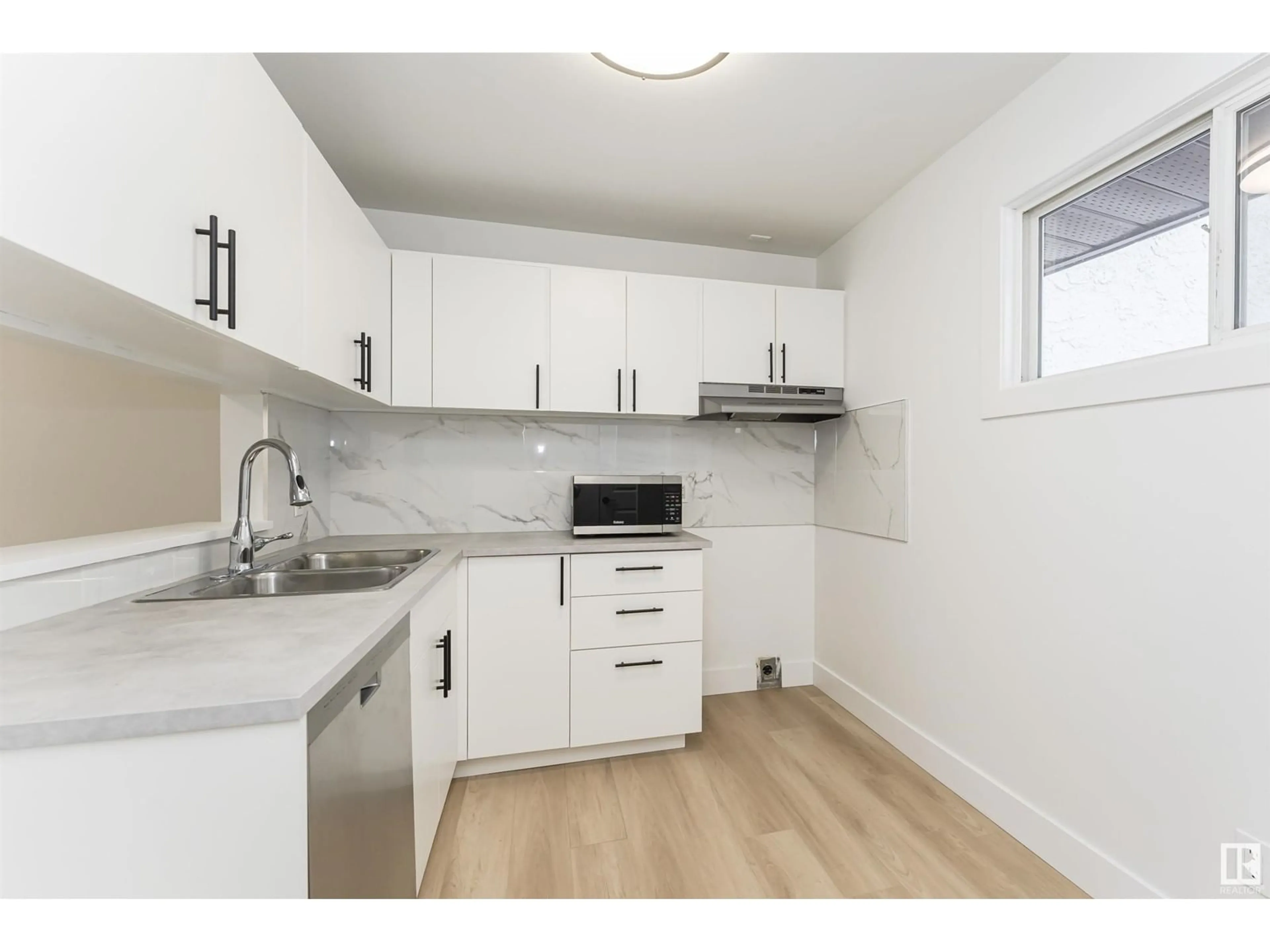 Standard kitchen, unknown for 6045 35A AV NW, Edmonton Alberta T6L1G7