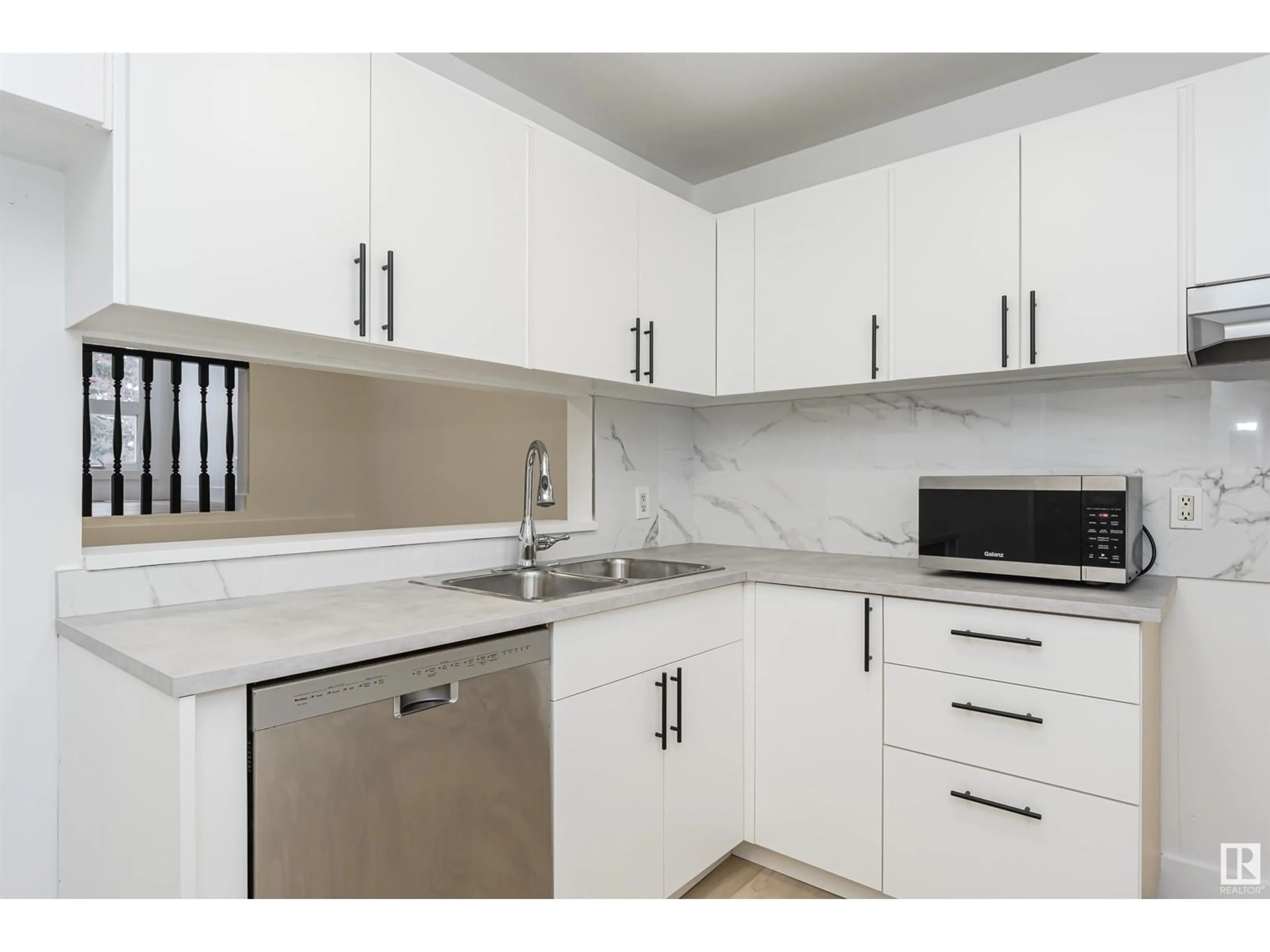 Standard kitchen, unknown for 6045 35A AV NW, Edmonton Alberta T6L1G7