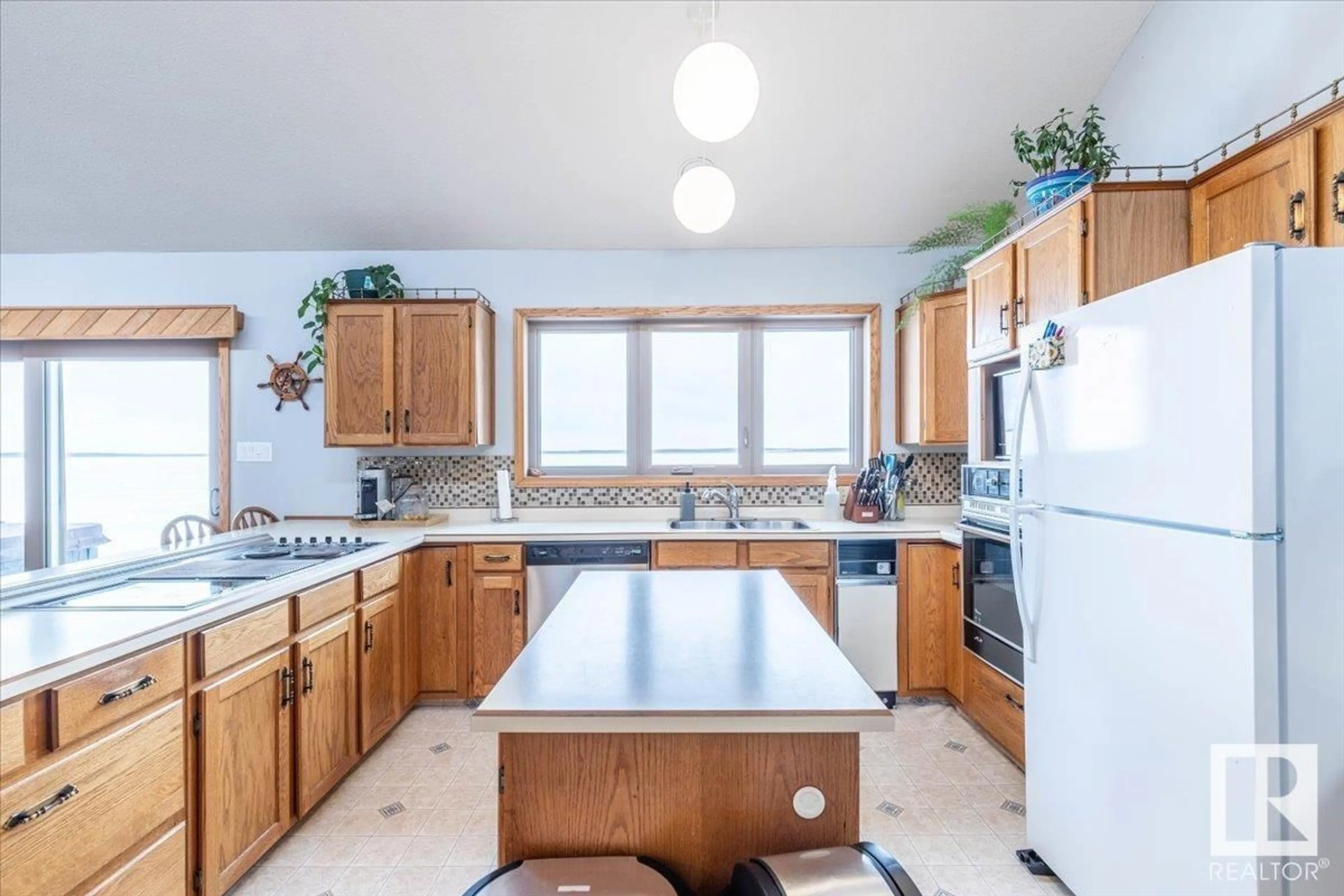 Standard kitchen, ceramic/tile floor for 35 LAKESHORE DR, Rural Wetaskiwin County Alberta T0C2V0