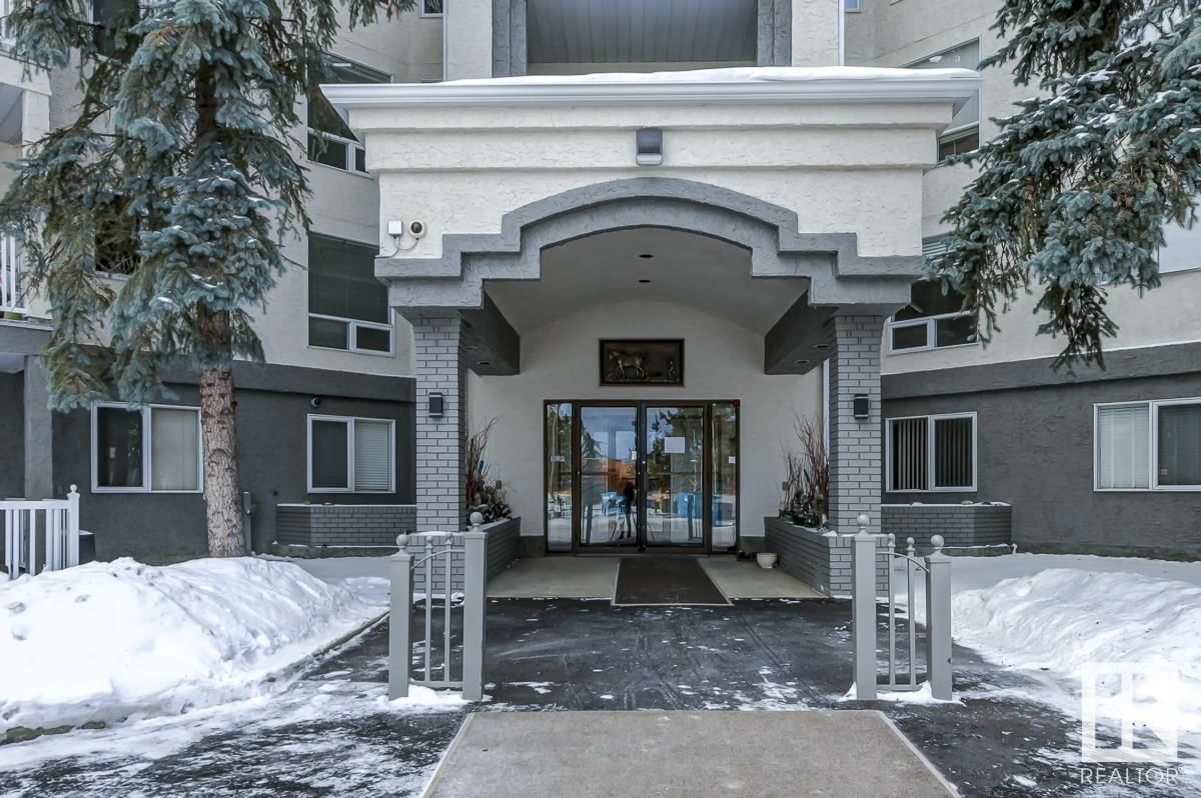 Indoor foyer for #103 10915 21 AV NW, Edmonton Alberta T6J6X2