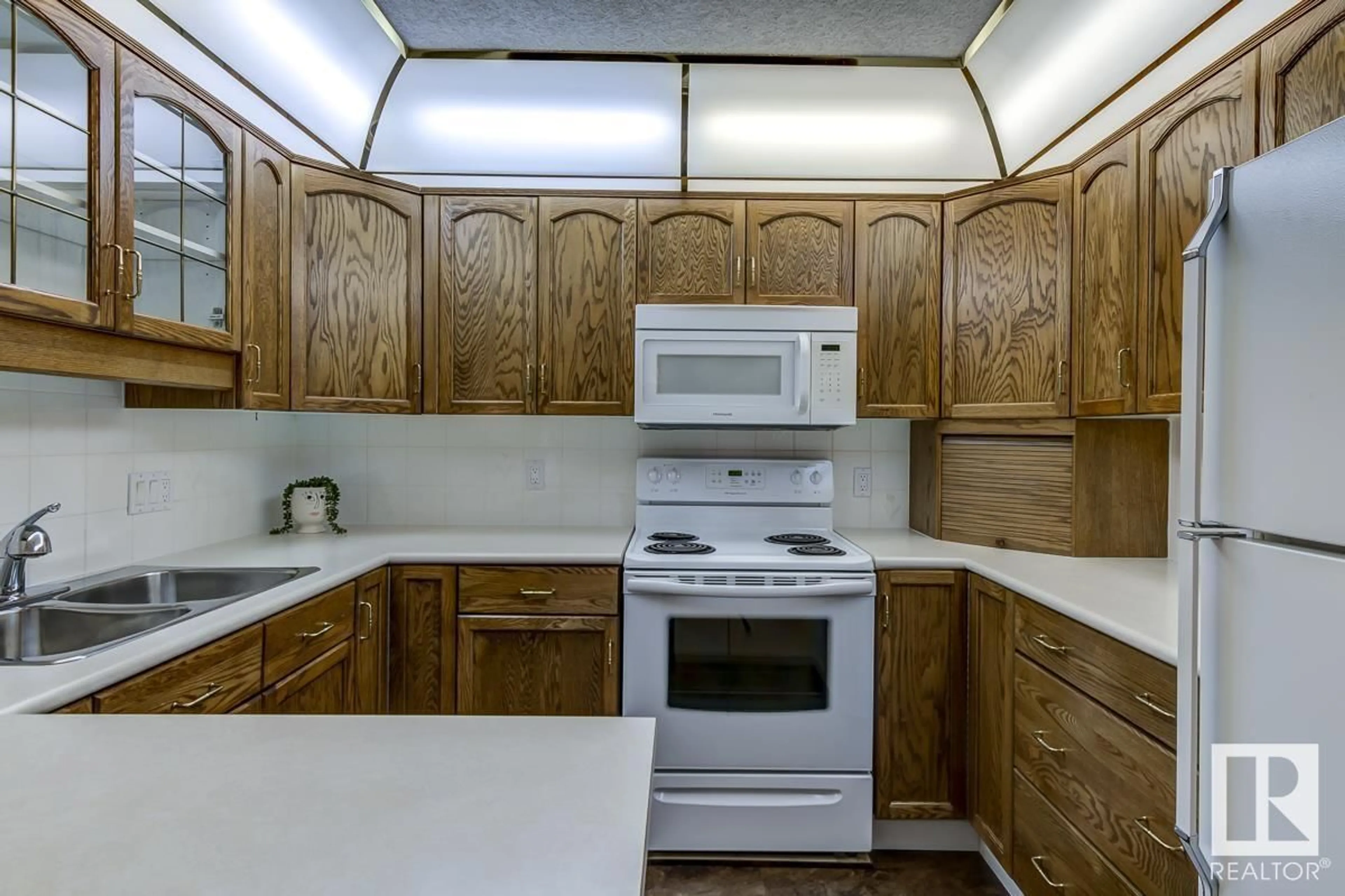 Standard kitchen, unknown for #103 10915 21 AV NW, Edmonton Alberta T6J6X2