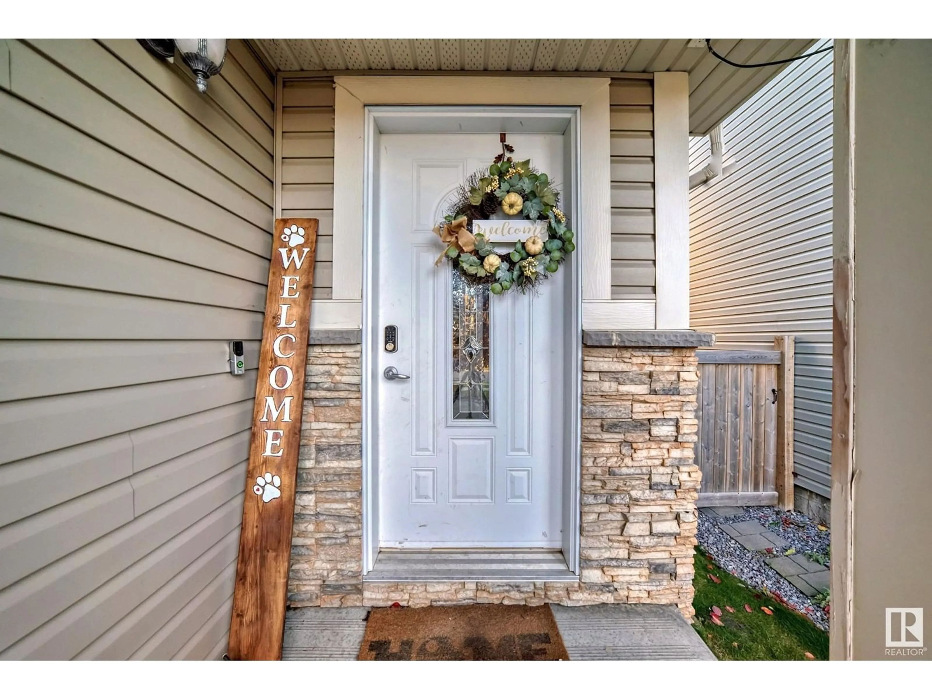 Indoor entryway for 25 Cranberry BN, Fort Saskatchewan Alberta T8L0H2