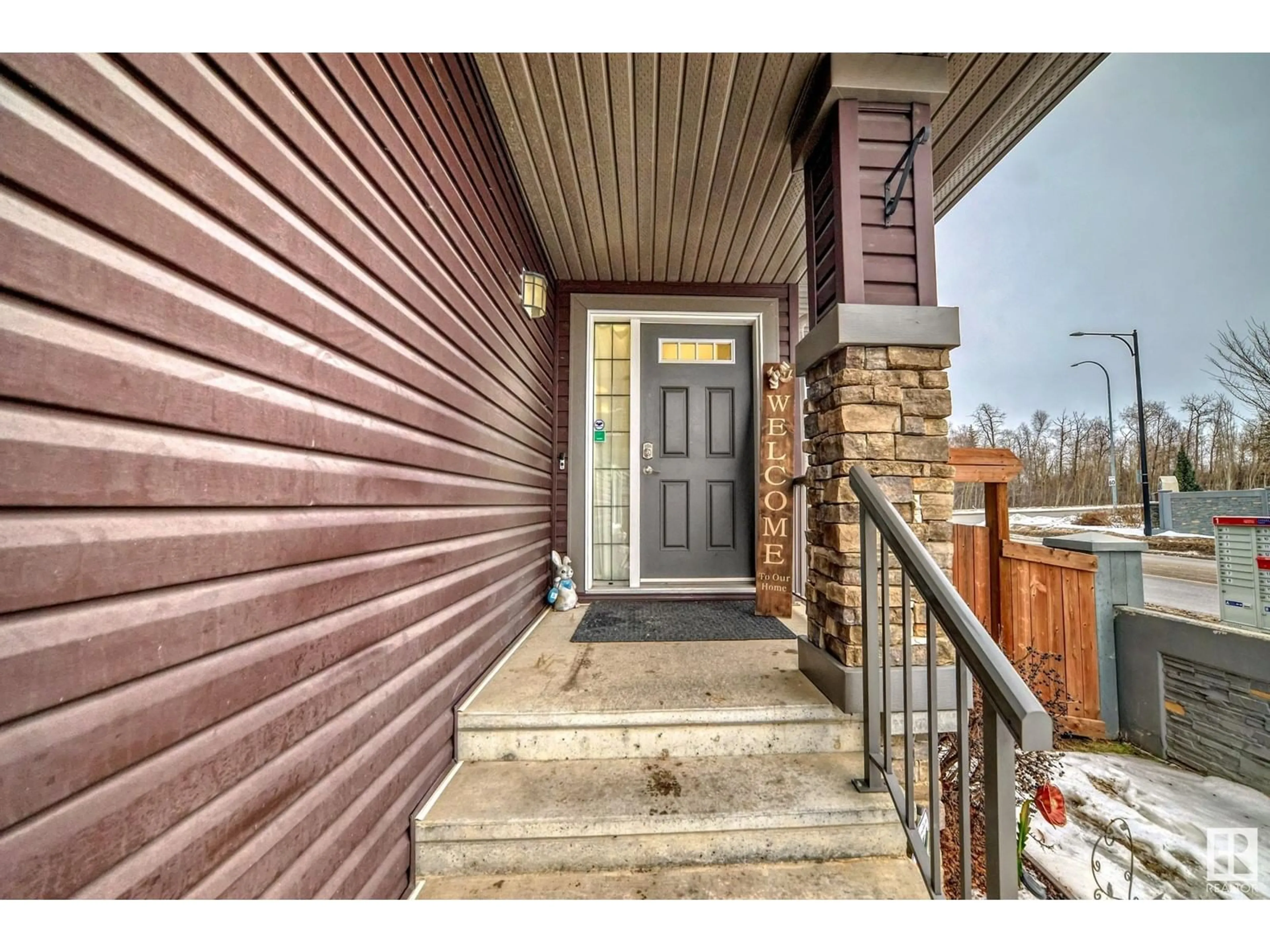 Indoor entryway for 2003 Redtail CM NW, Edmonton Alberta T5S0H2