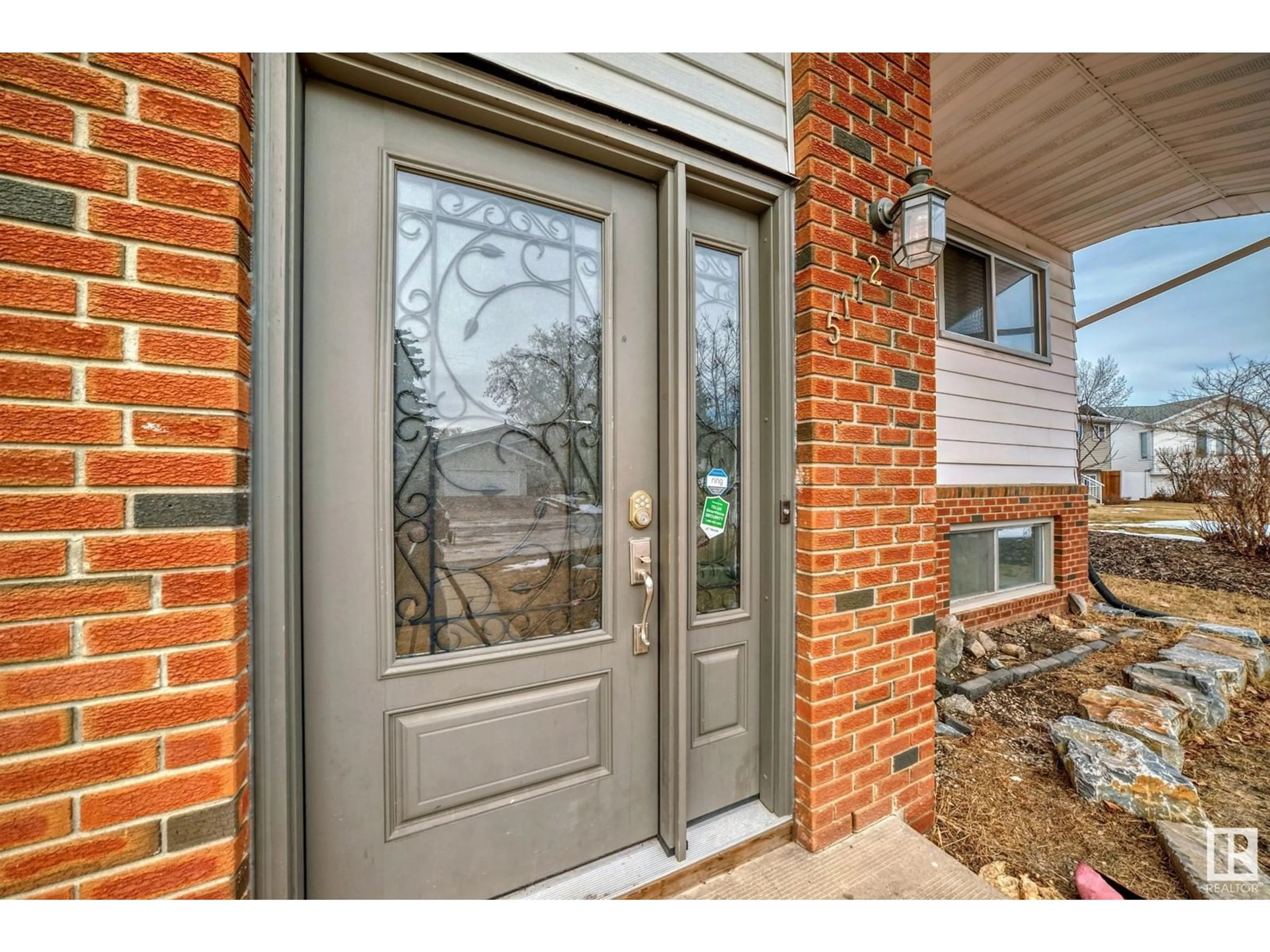 Indoor entryway for 5112 14 AV NW, Edmonton Alberta T6L1Z8