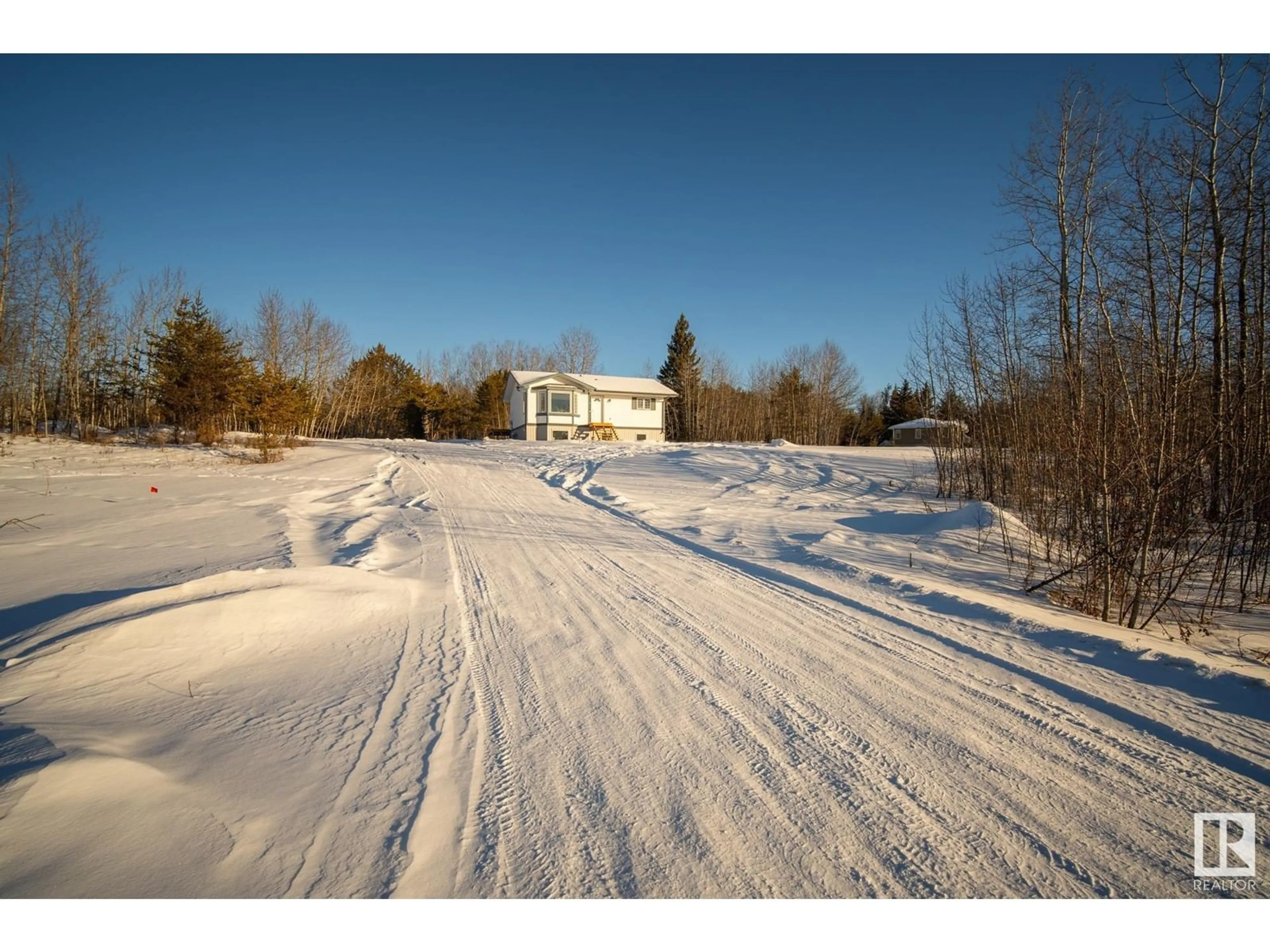 A pic from outside/outdoor area/front of a property/back of a property/a pic from drone, unknown for 17- 59027 Range Road 232, Rural Thorhild County Alberta T0A2W0