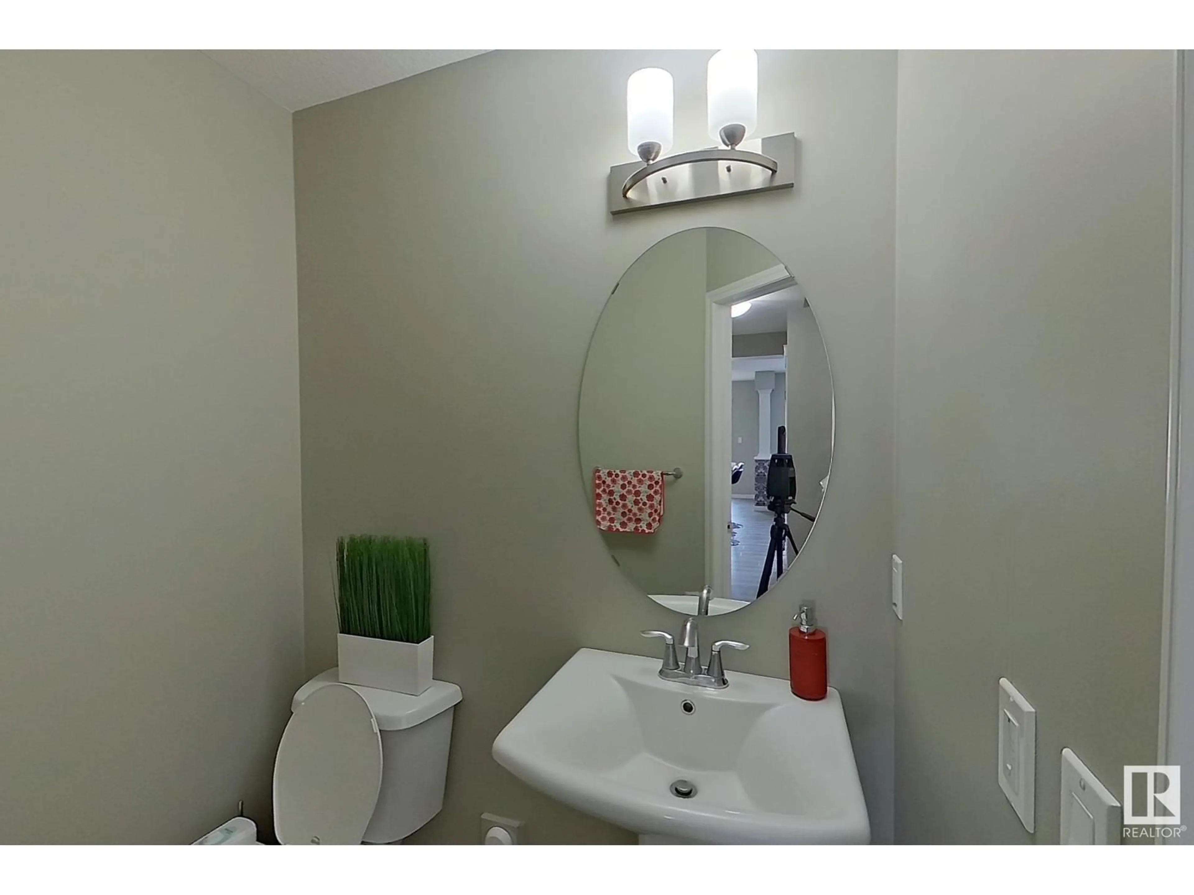 Standard bathroom, ceramic/tile floor for 5122 20 AV SW, Edmonton Alberta T6X1V6