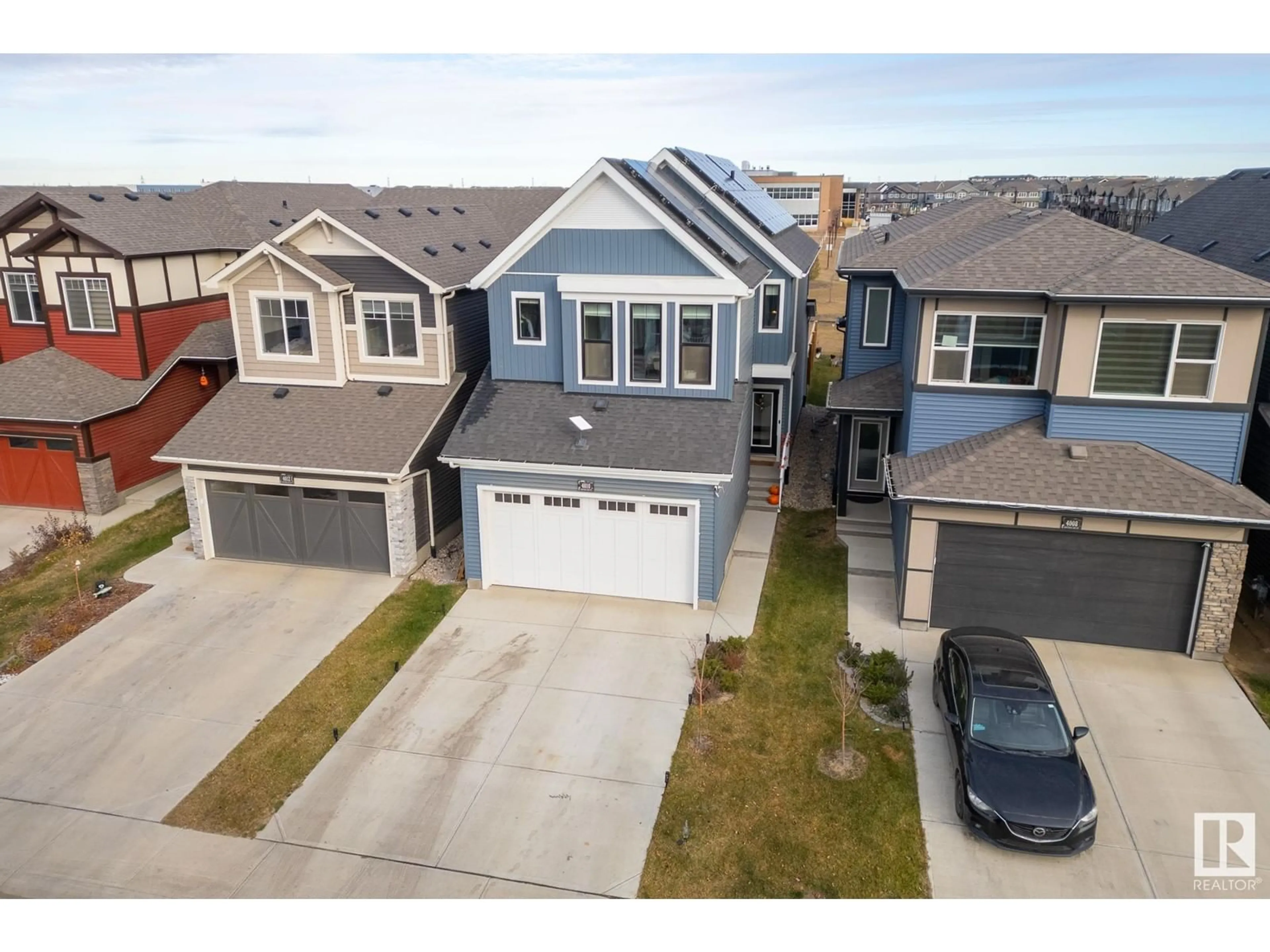 A pic from outside/outdoor area/front of a property/back of a property/a pic from drone, street for 4010 HAWTHORN LINK LI SW, Edmonton Alberta T6X1Y6