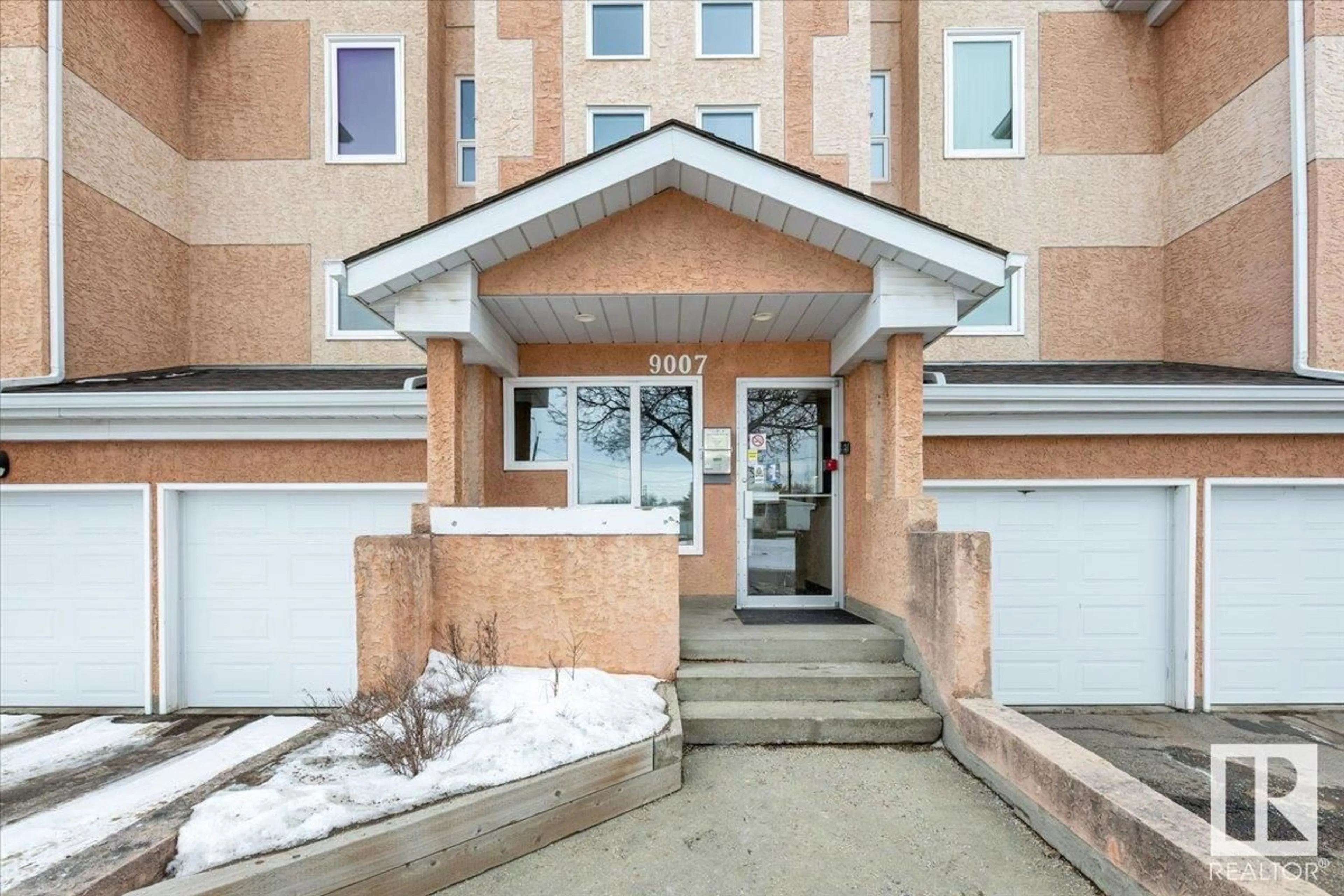 Indoor entryway for #113 9007 106A AV NW, Edmonton Alberta T5H3Y7