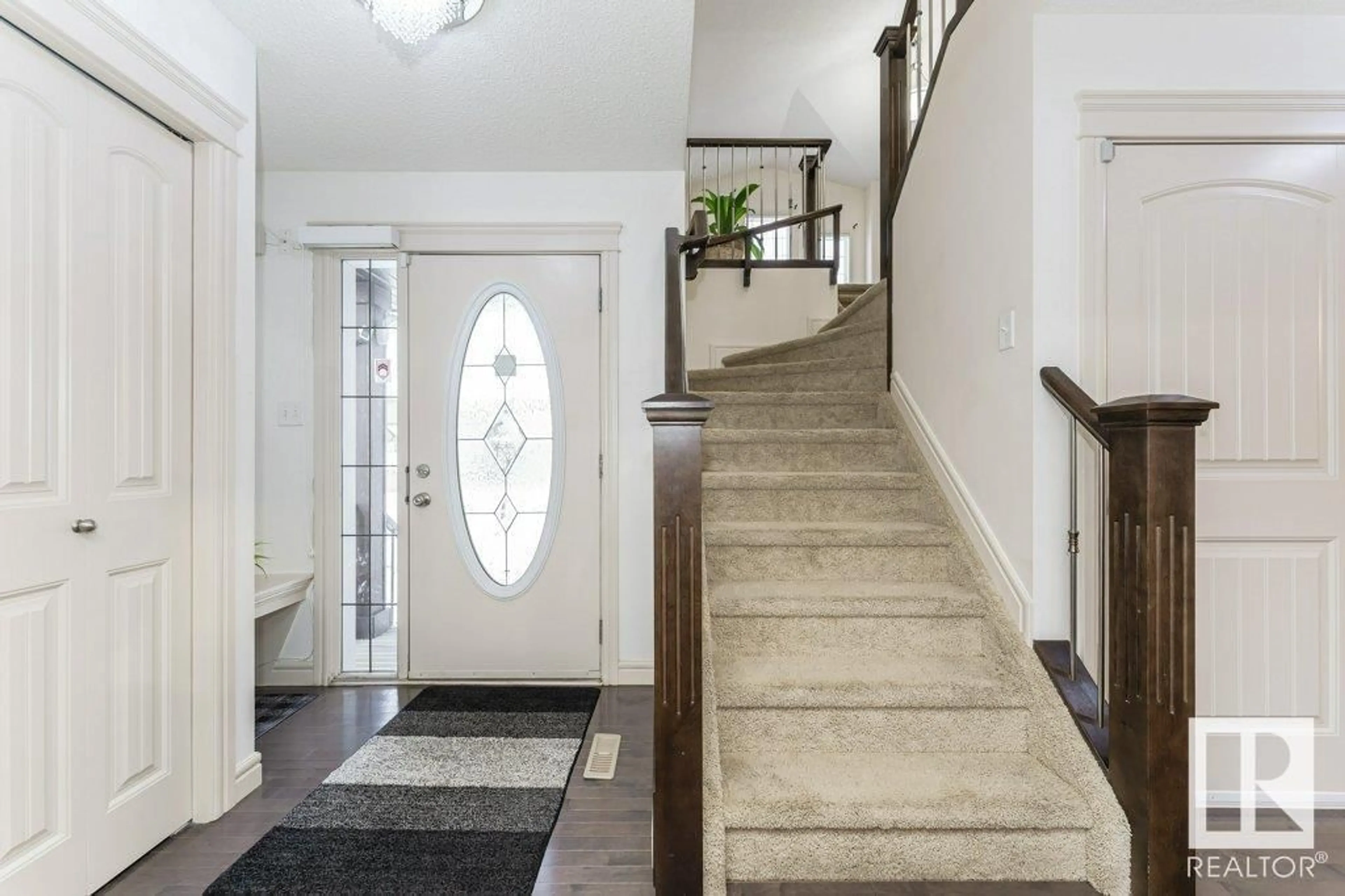 Indoor foyer for 11445 14A AV SW, Edmonton Alberta T6W0N3