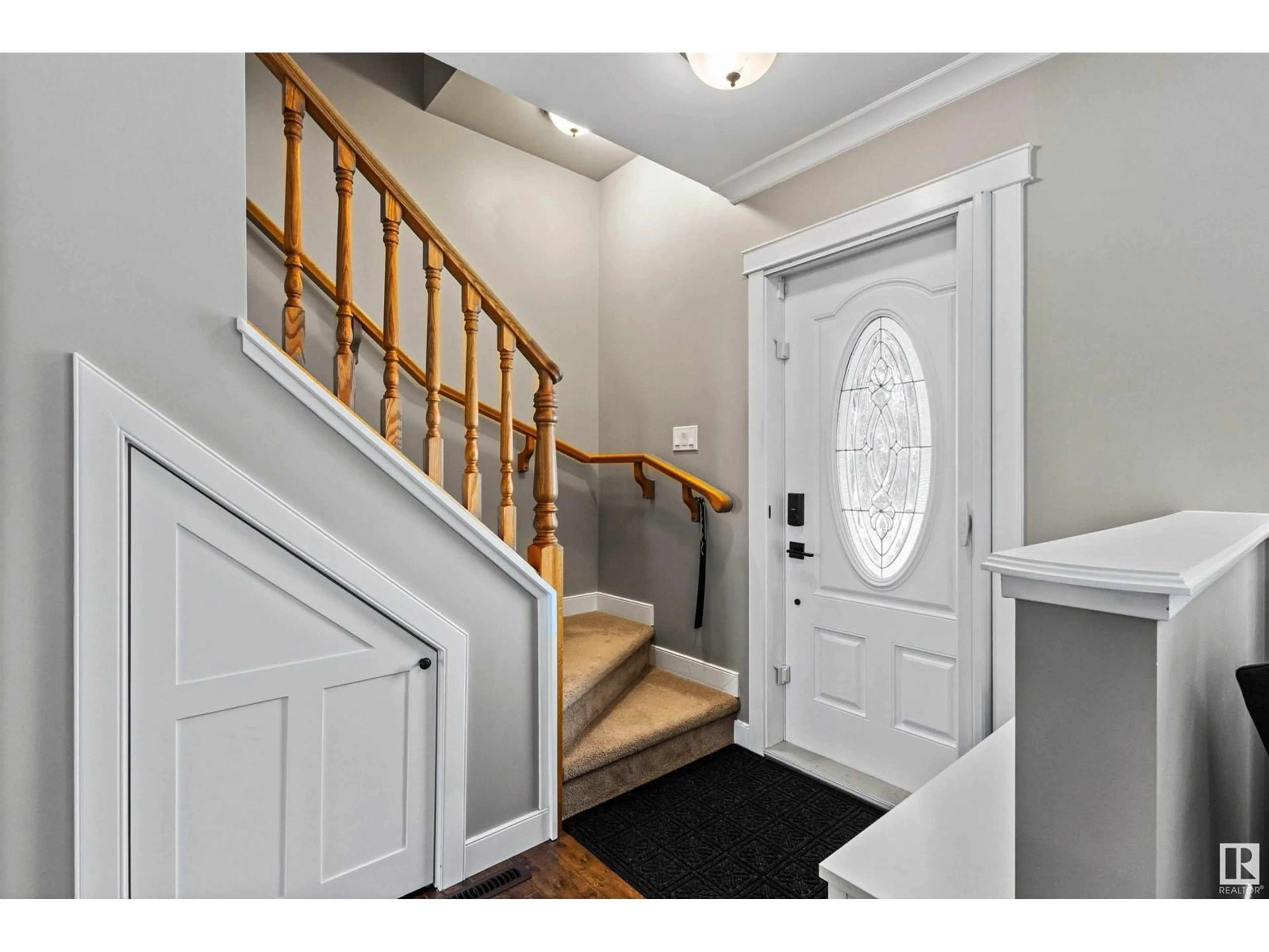 Indoor entryway for 11132 50 AV NW, Edmonton Alberta T6H0H9