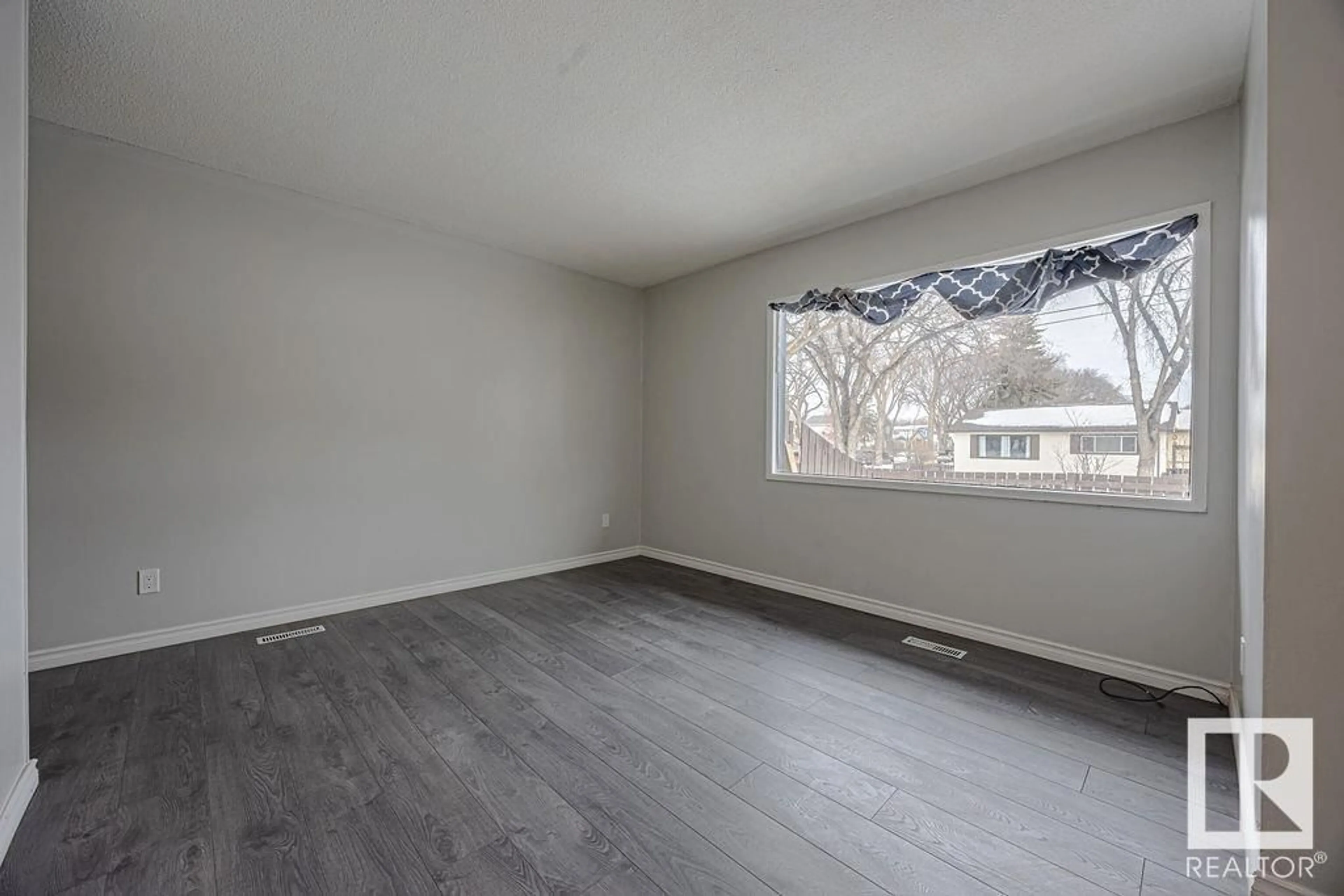 A pic of a room for 6117 120 AV NW, Edmonton Alberta T5W1L9