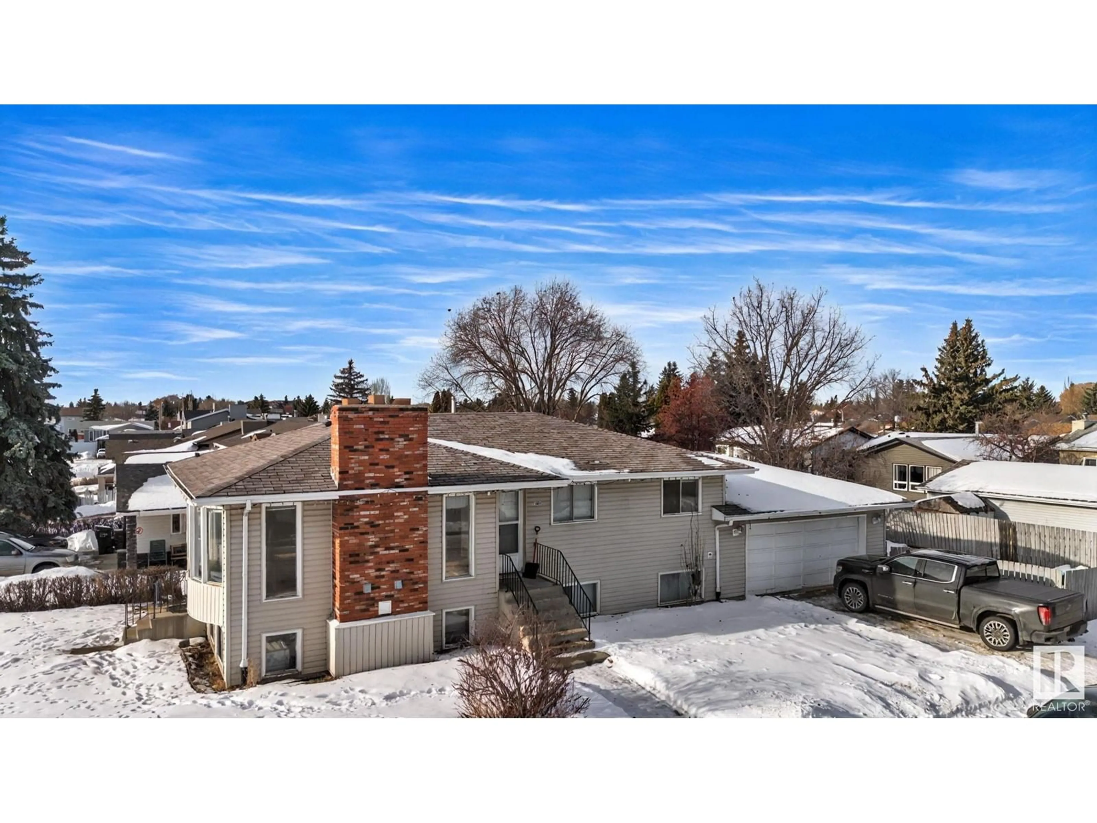 A pic from outside/outdoor area/front of a property/back of a property/a pic from drone, street for 3004 42 ST NW NW, Edmonton Alberta T6L4P2