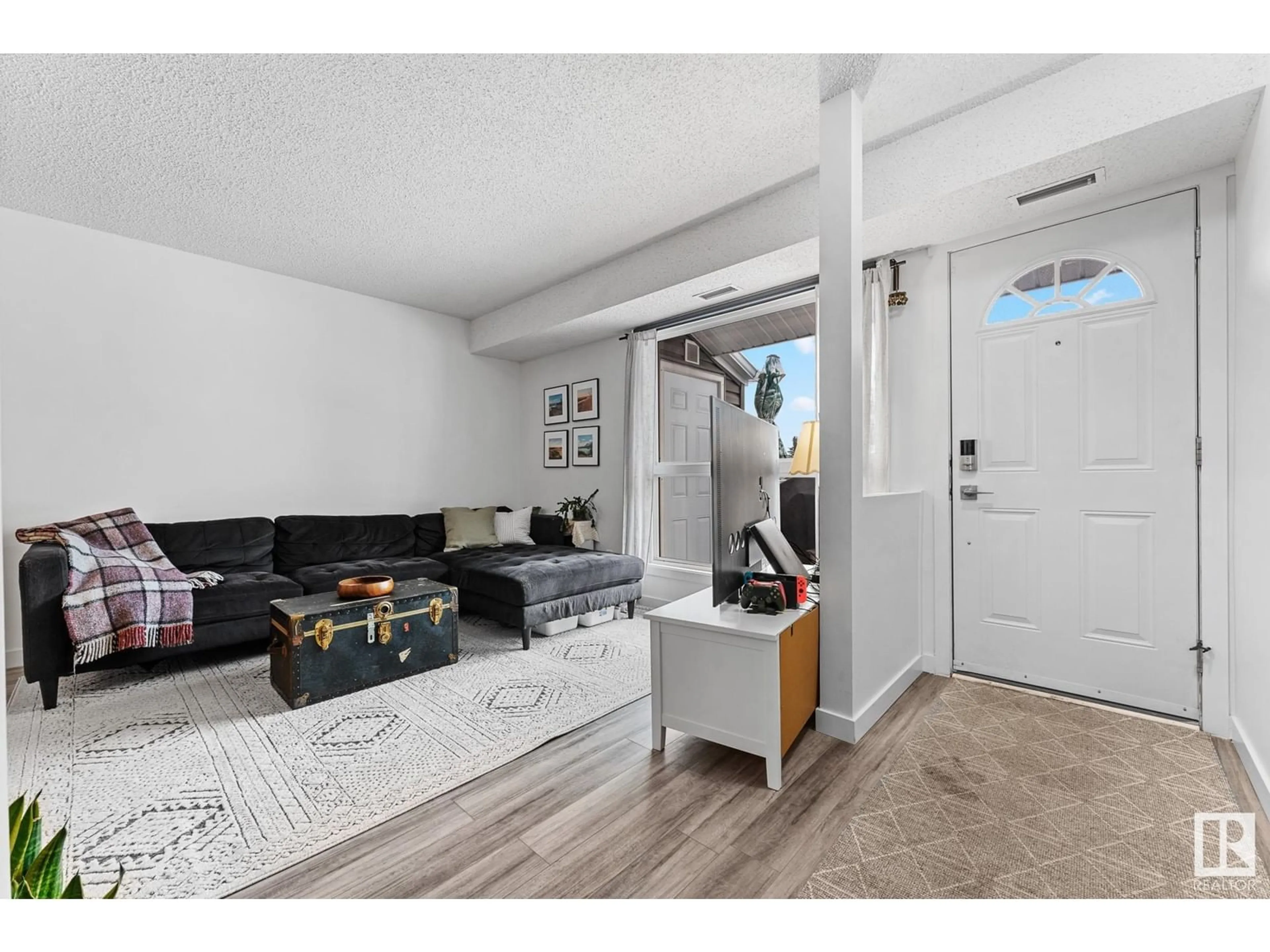 Indoor entryway for #20 3111 142 AV NW, Edmonton Alberta T5Y2H6