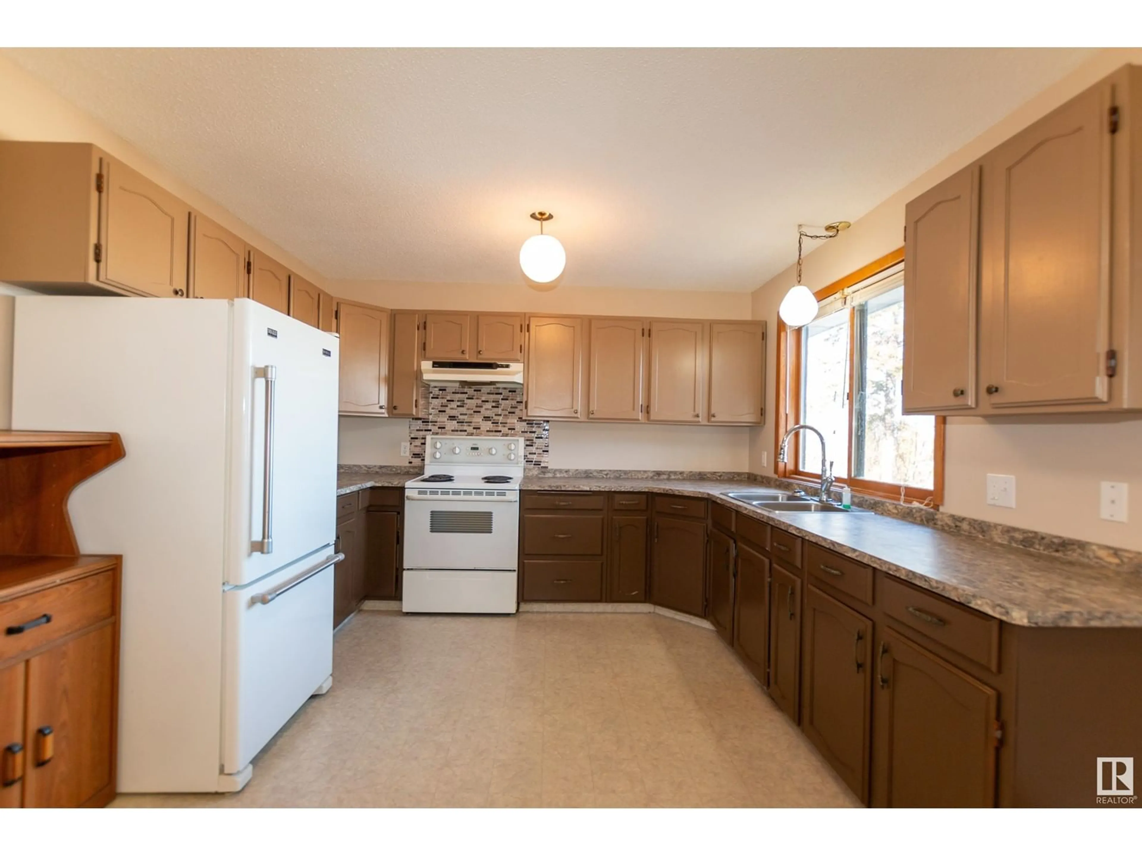 Standard kitchen, unknown for 5204 Hwy 654, Rural Barrhead County Alberta T7N1H9