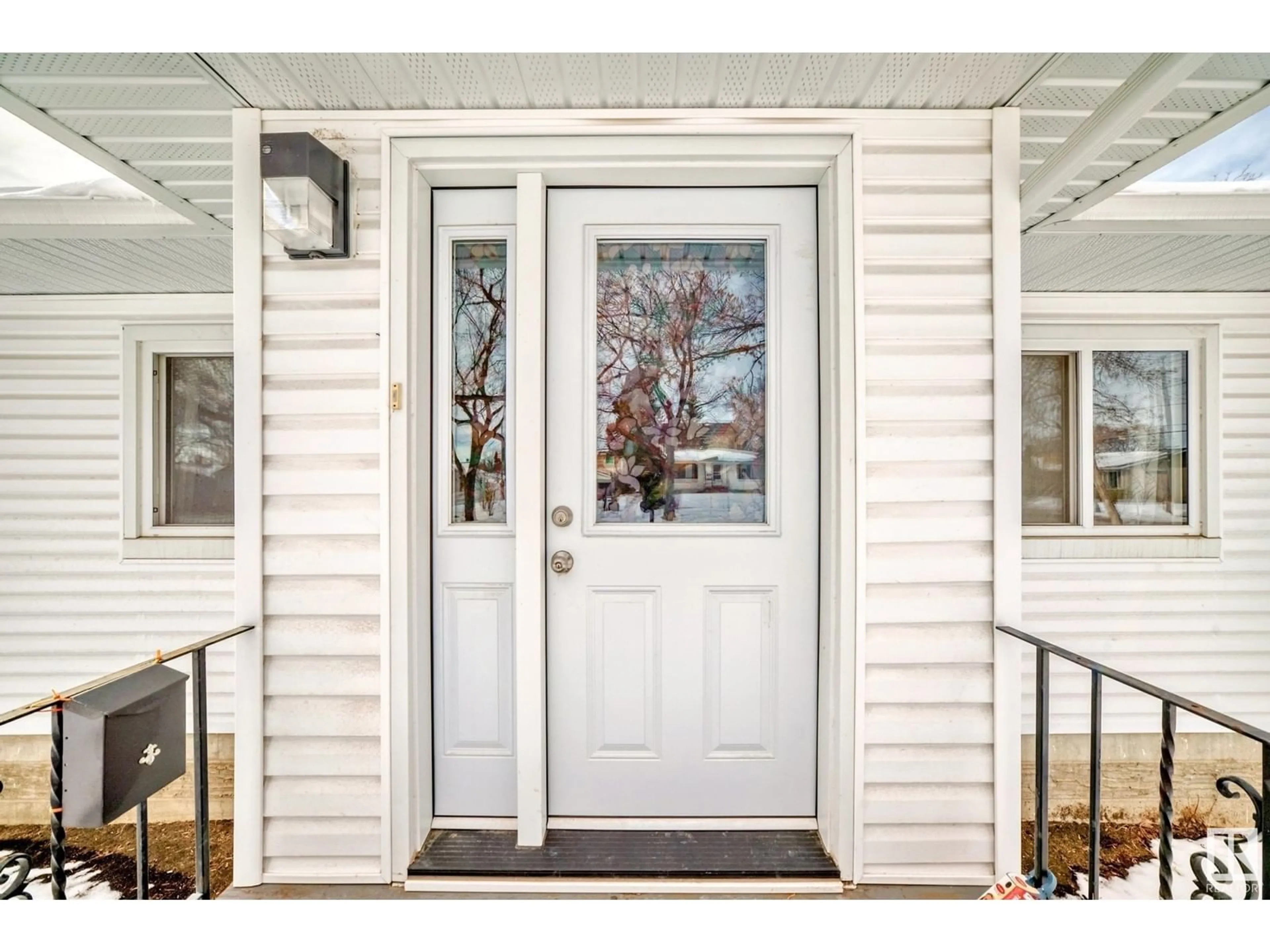 Indoor entryway for 12340 89 ST NW, Edmonton Alberta T5B3W7