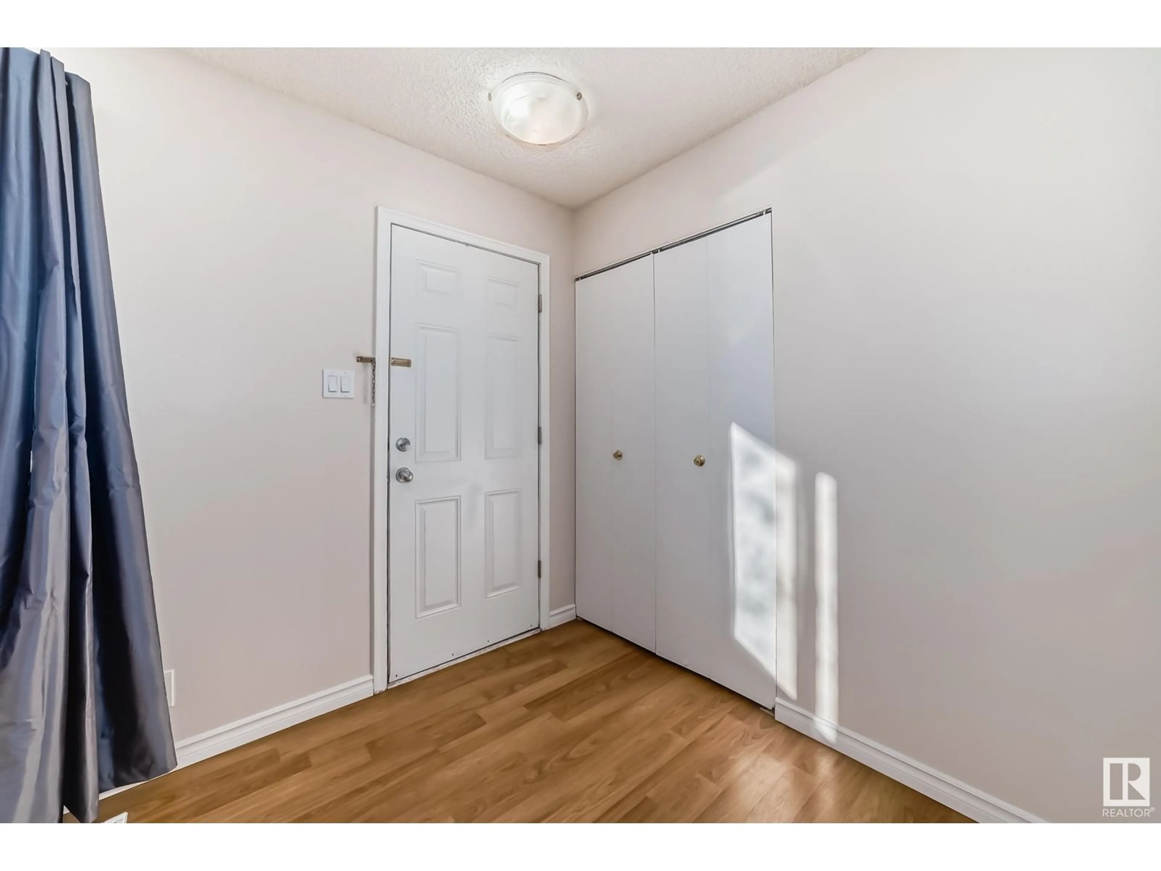 Indoor entryway for 9125 156 ST NW, Edmonton Alberta T5R1Y9