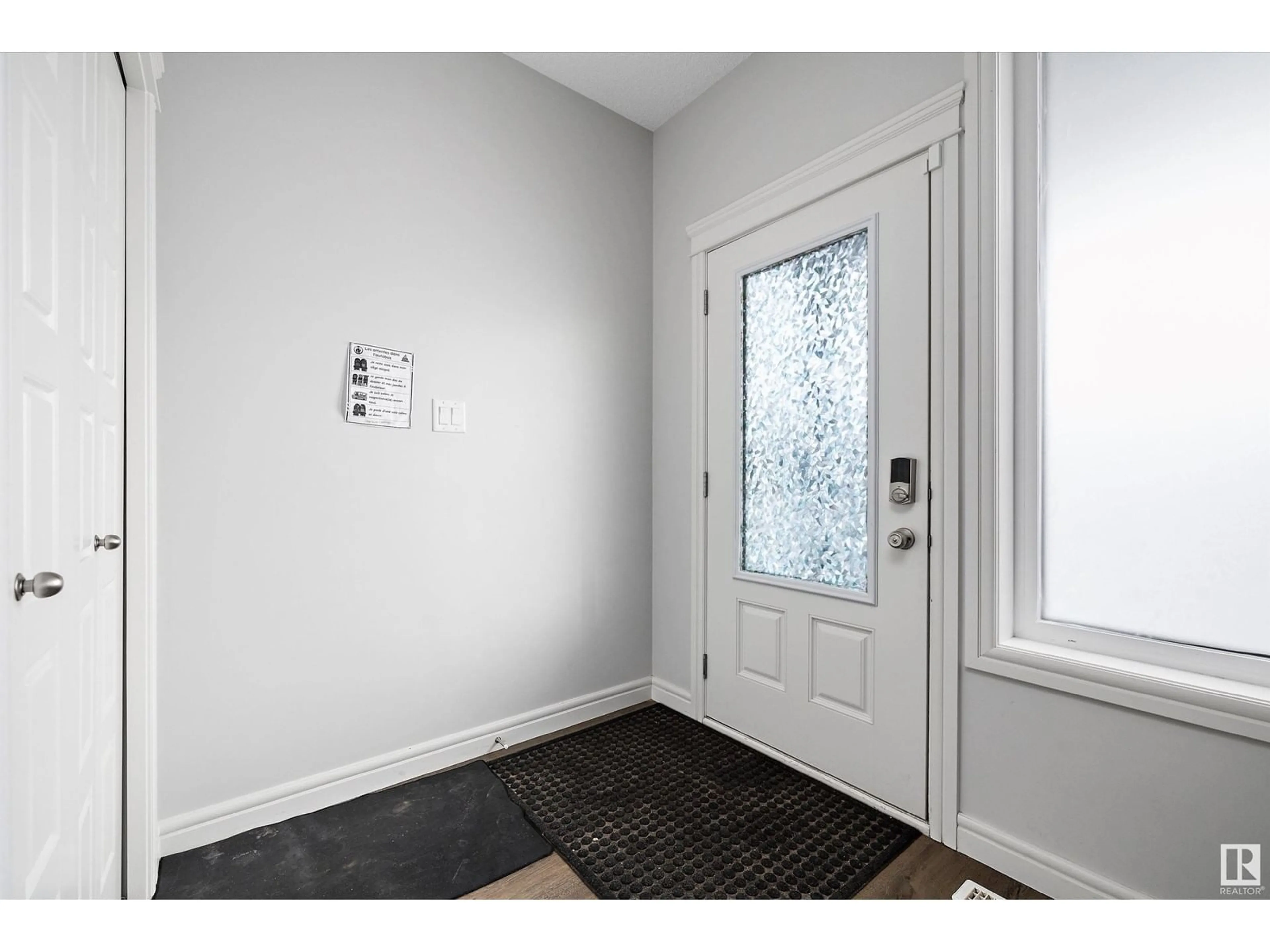 Indoor entryway for 1933 GRAYDON HILL GREEN SW, Edmonton Alberta T6W4C3