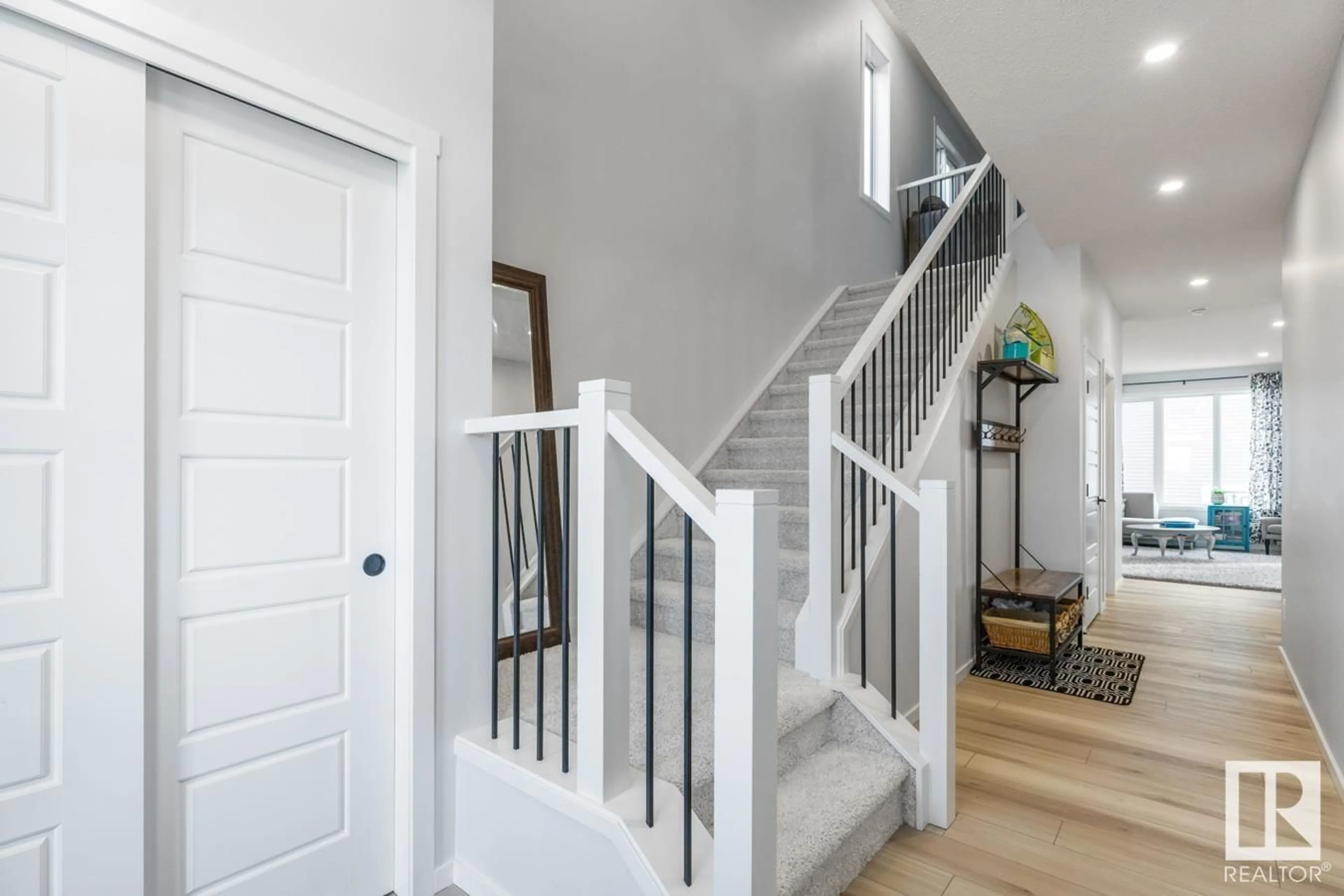 Indoor entryway for 1039 OLD MAN CREEK BV, Sherwood Park Alberta T8H3A2