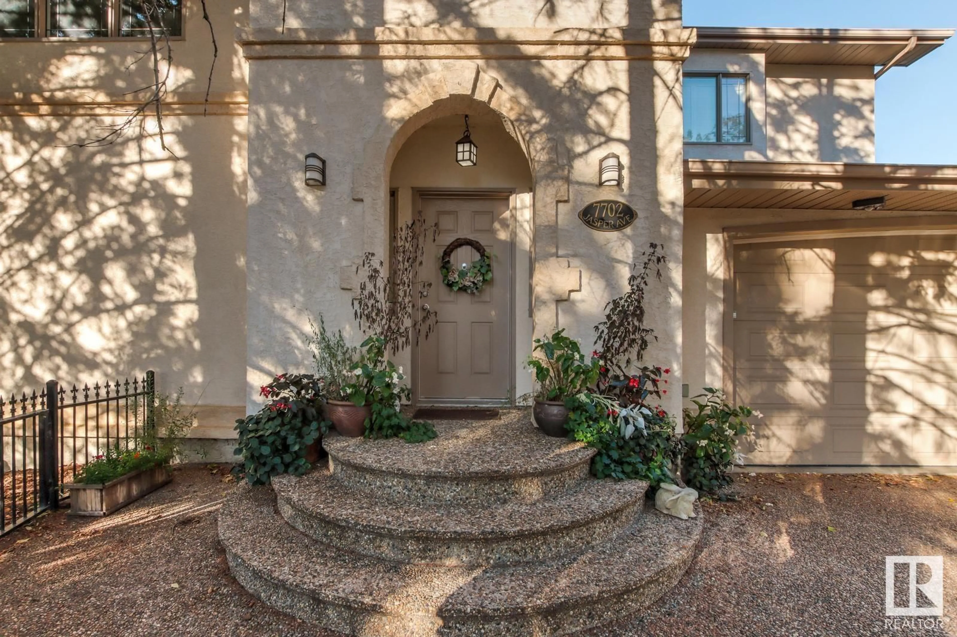 Indoor entryway for 7702 JASPER AV NW, Edmonton Alberta T5H3R8