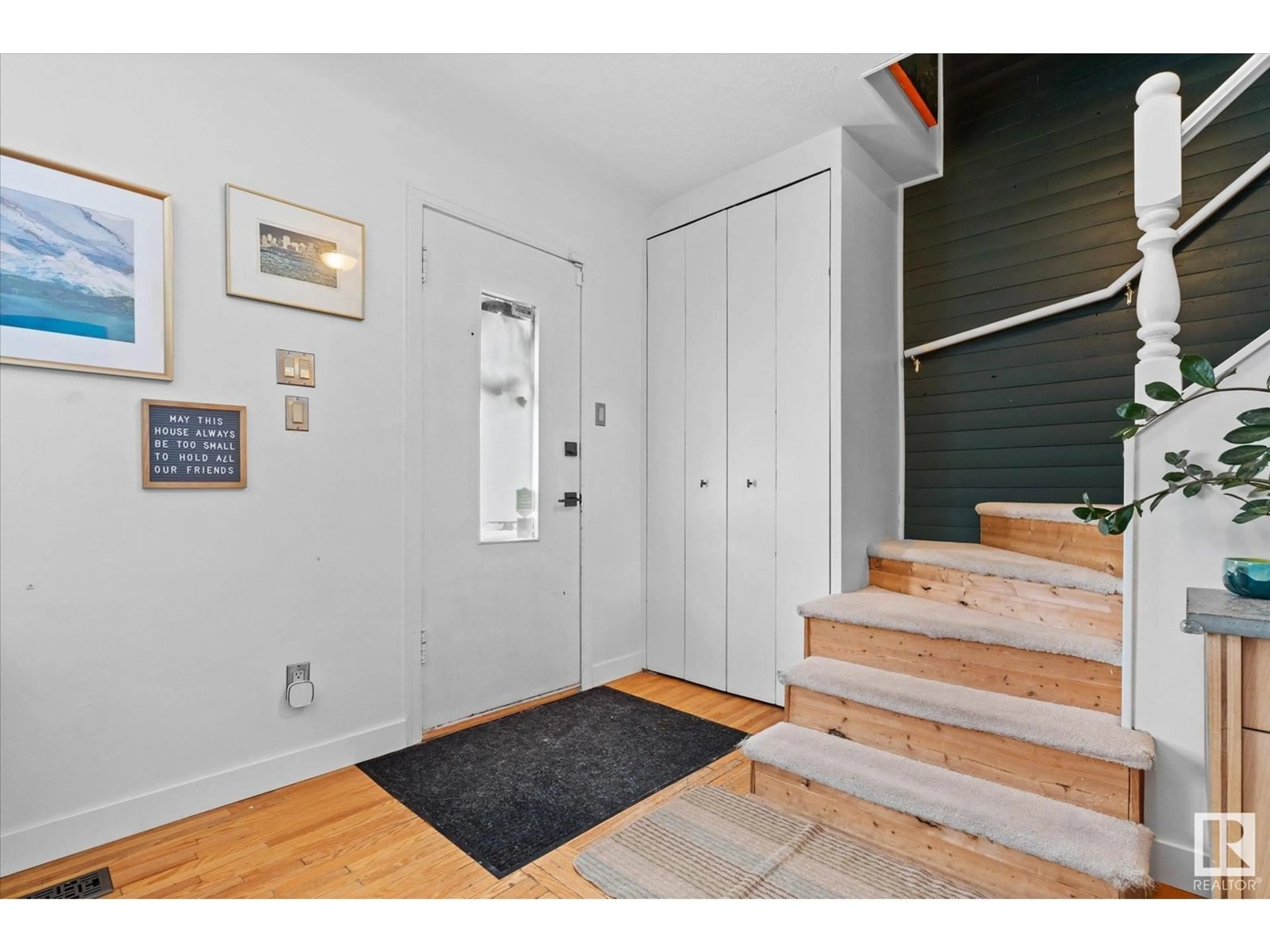 Indoor entryway for 11931 128 ST NW, Edmonton Alberta T5L1C2