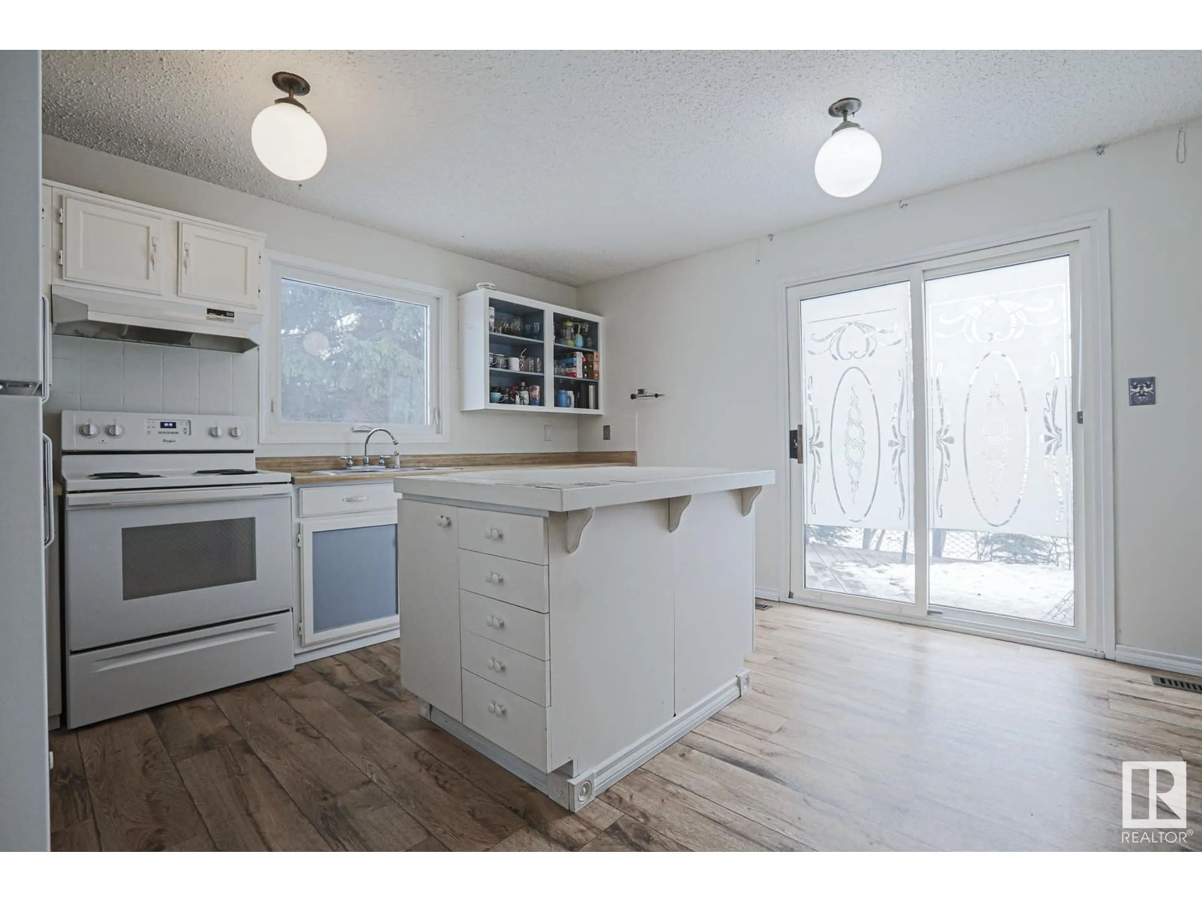 Open concept kitchen, unknown for 80 WARWICK RD NW, Edmonton Alberta T5X4P8