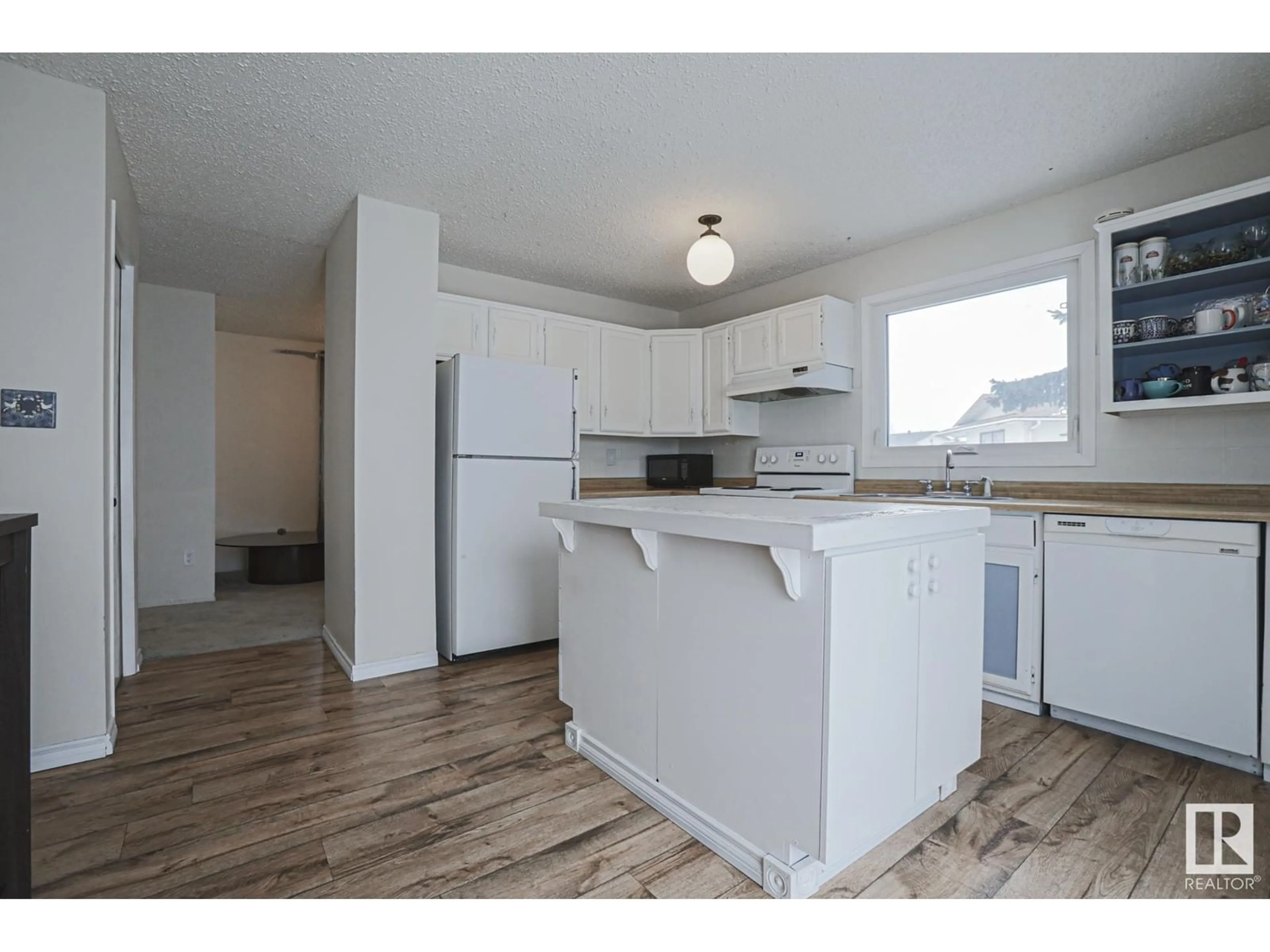 Standard kitchen, wood/laminate floor for 80 WARWICK RD NW, Edmonton Alberta T5X4P8