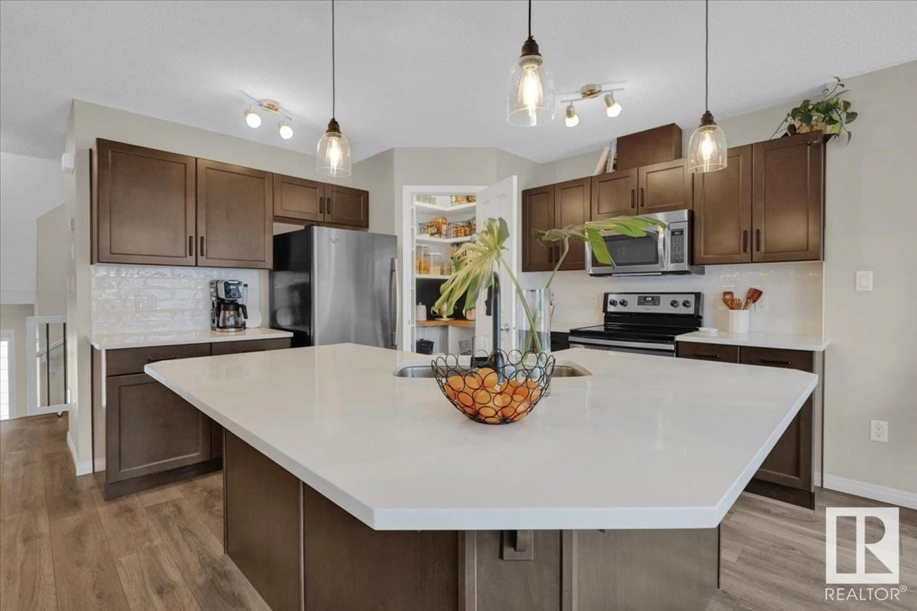 Open concept kitchen, unknown for 1639 Chapman Way SW, Edmonton Alberta T6W0Y5