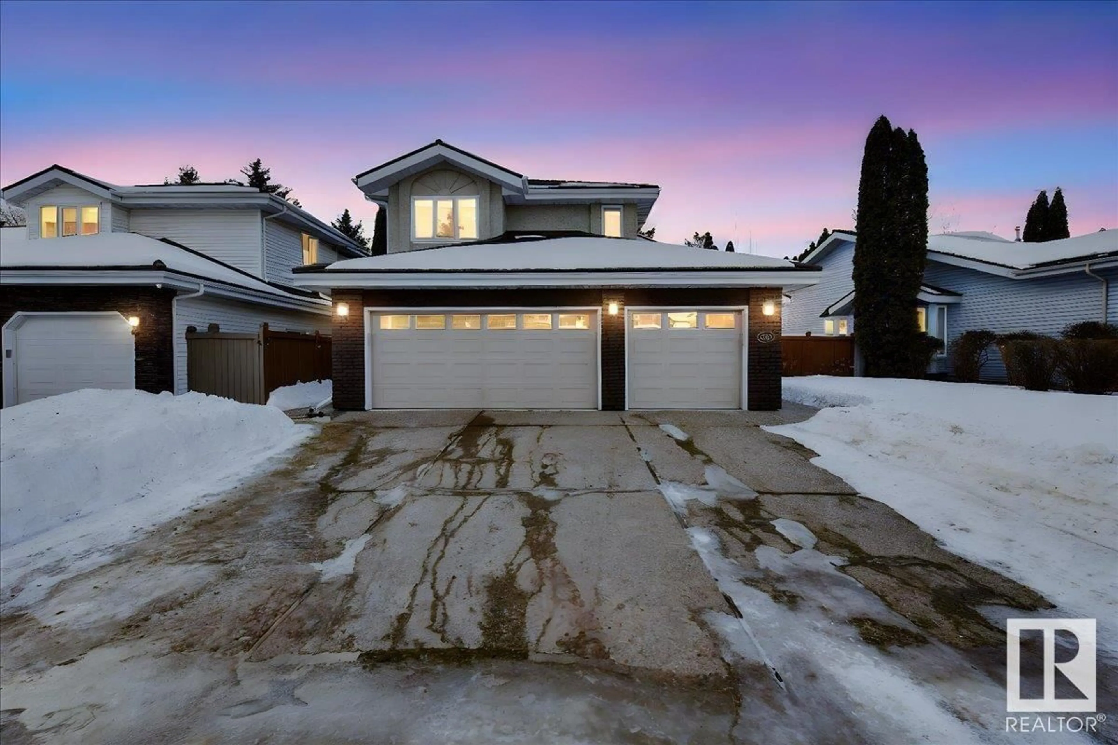 A pic from outside/outdoor area/front of a property/back of a property/a pic from drone, street for 152 WOLF RIDGE PL NW, Edmonton Alberta T5T5N1