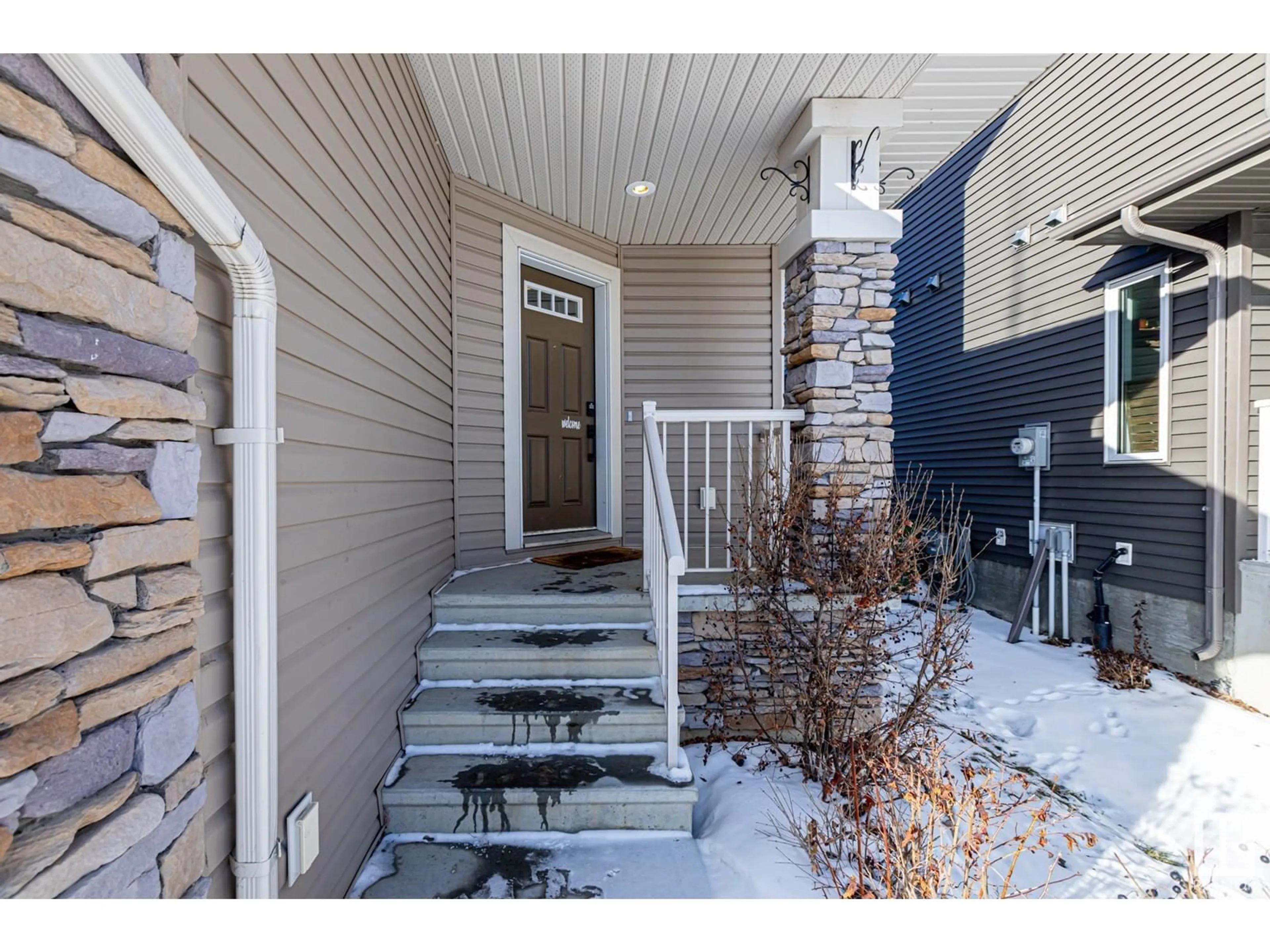 Indoor entryway for 12820 205 ST NW, Edmonton Alberta T5S0E1