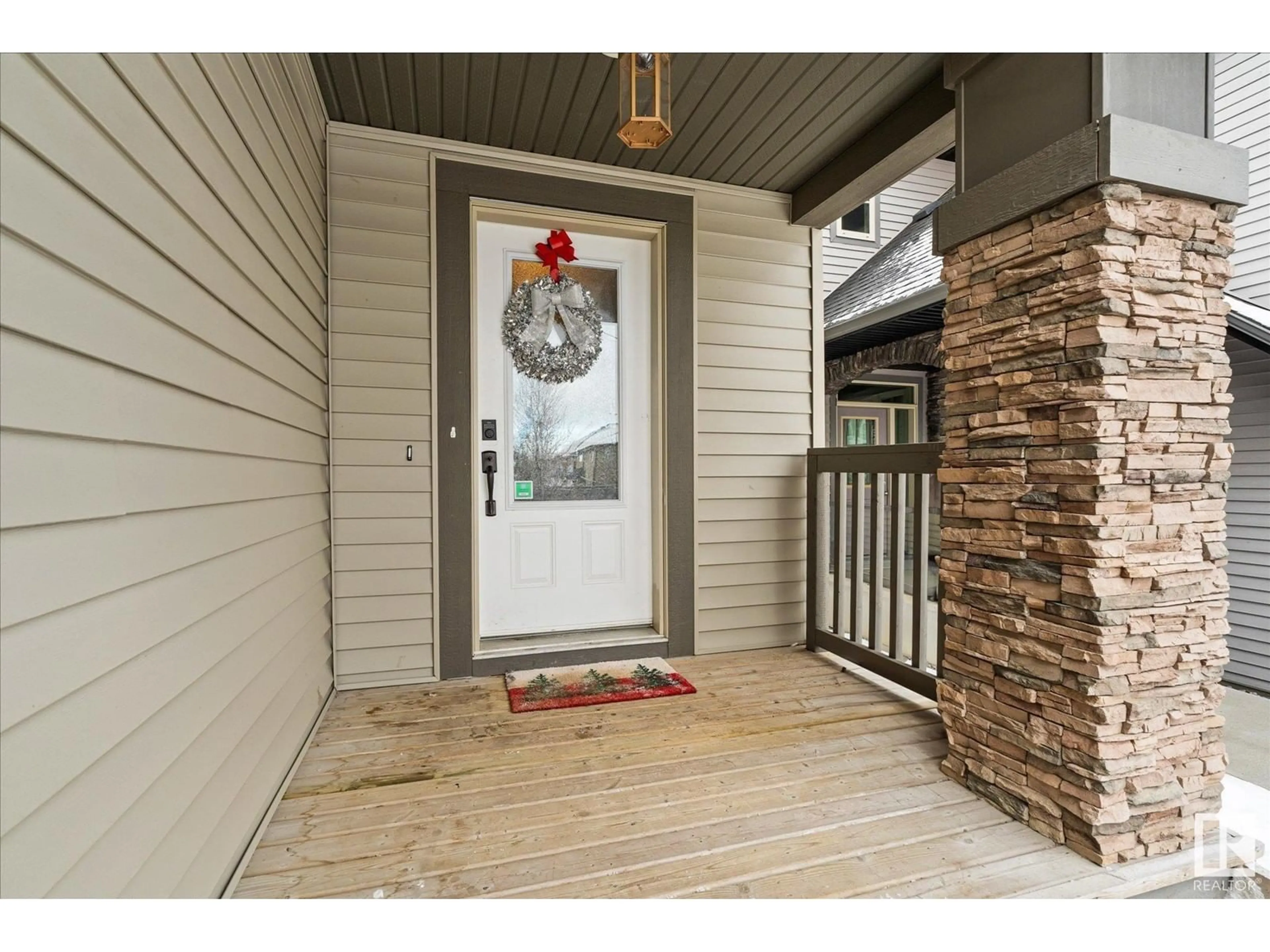 Indoor entryway for 2003 AINSLIE LINK LI SW, Edmonton Alberta T6W2M1