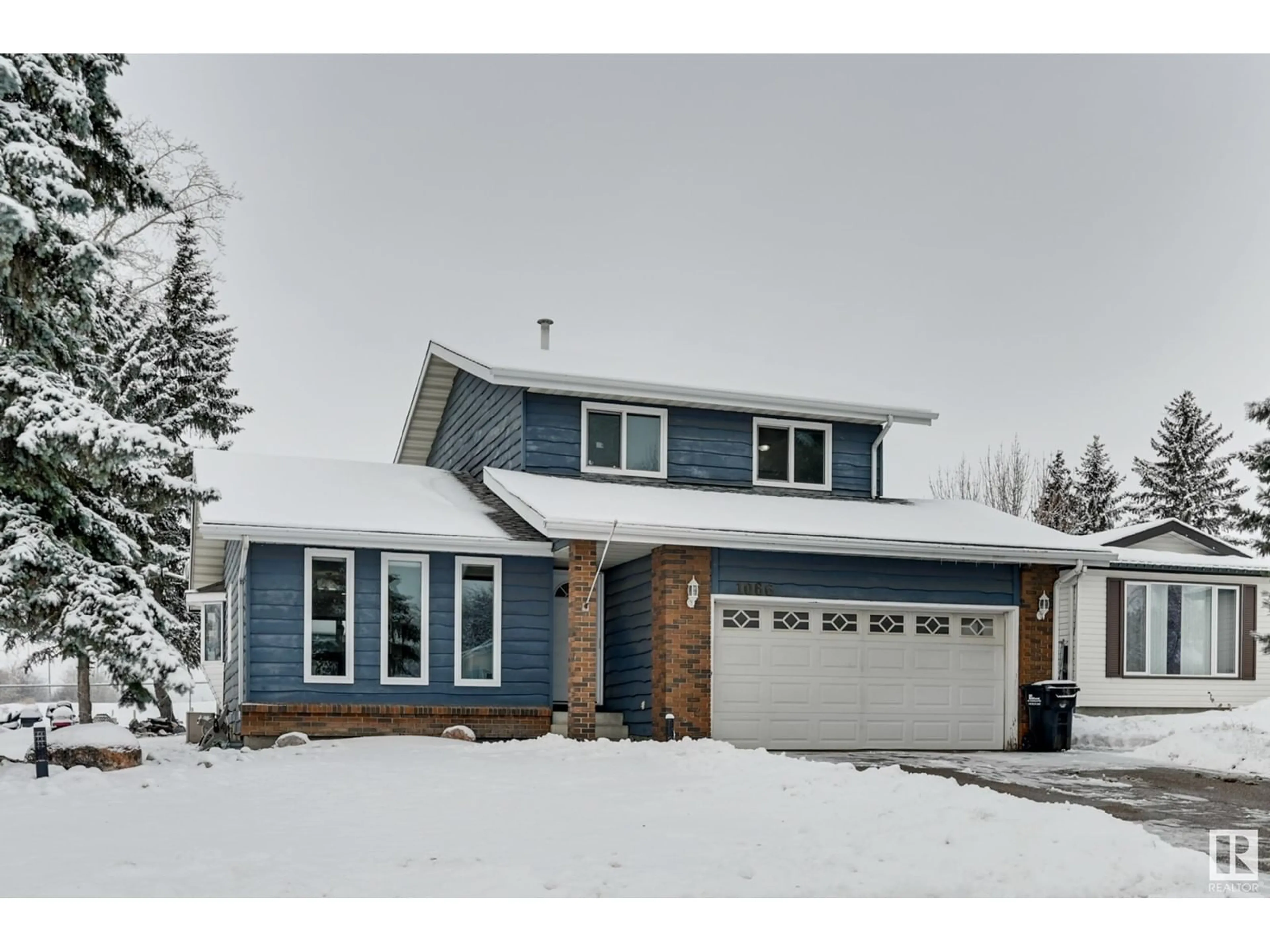 Home with vinyl exterior material, street for 1066 PARKER DR, Sherwood Park Alberta T8A3Y2