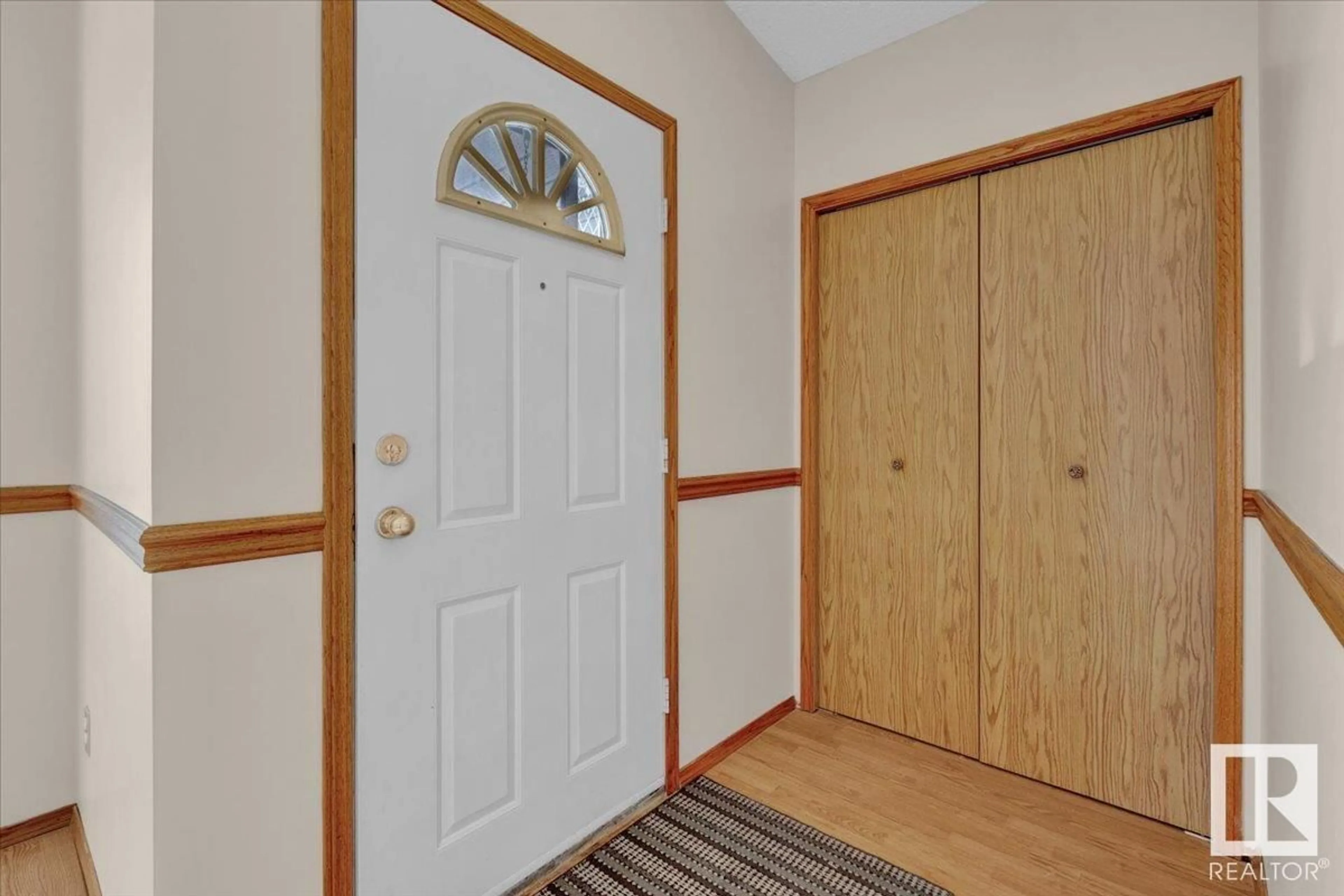 Indoor entryway for 4210 33A AV NW, Edmonton Alberta T6L6A3