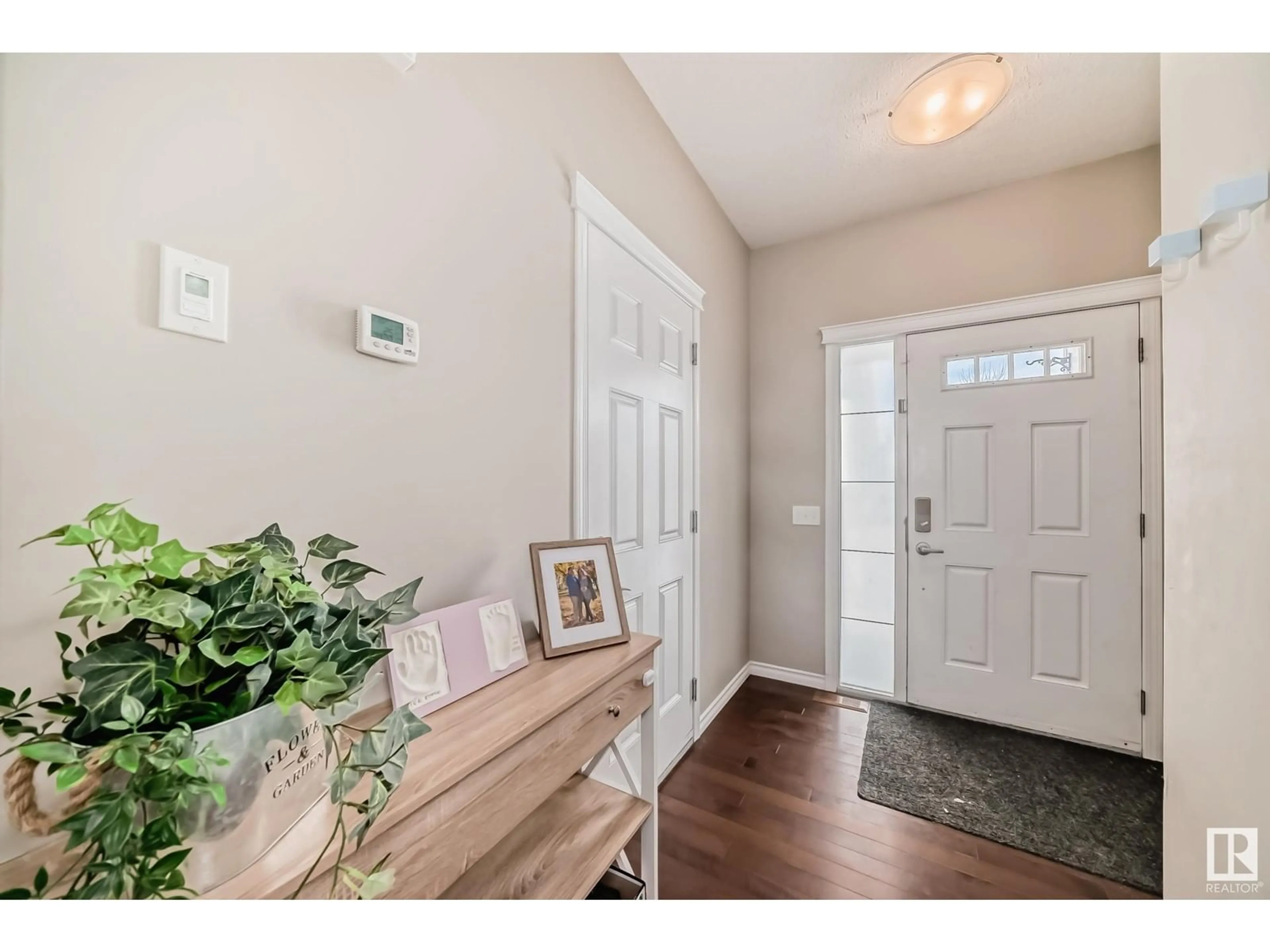 Indoor entryway for 18052 85 ST NW, Edmonton Alberta T5Z0E4