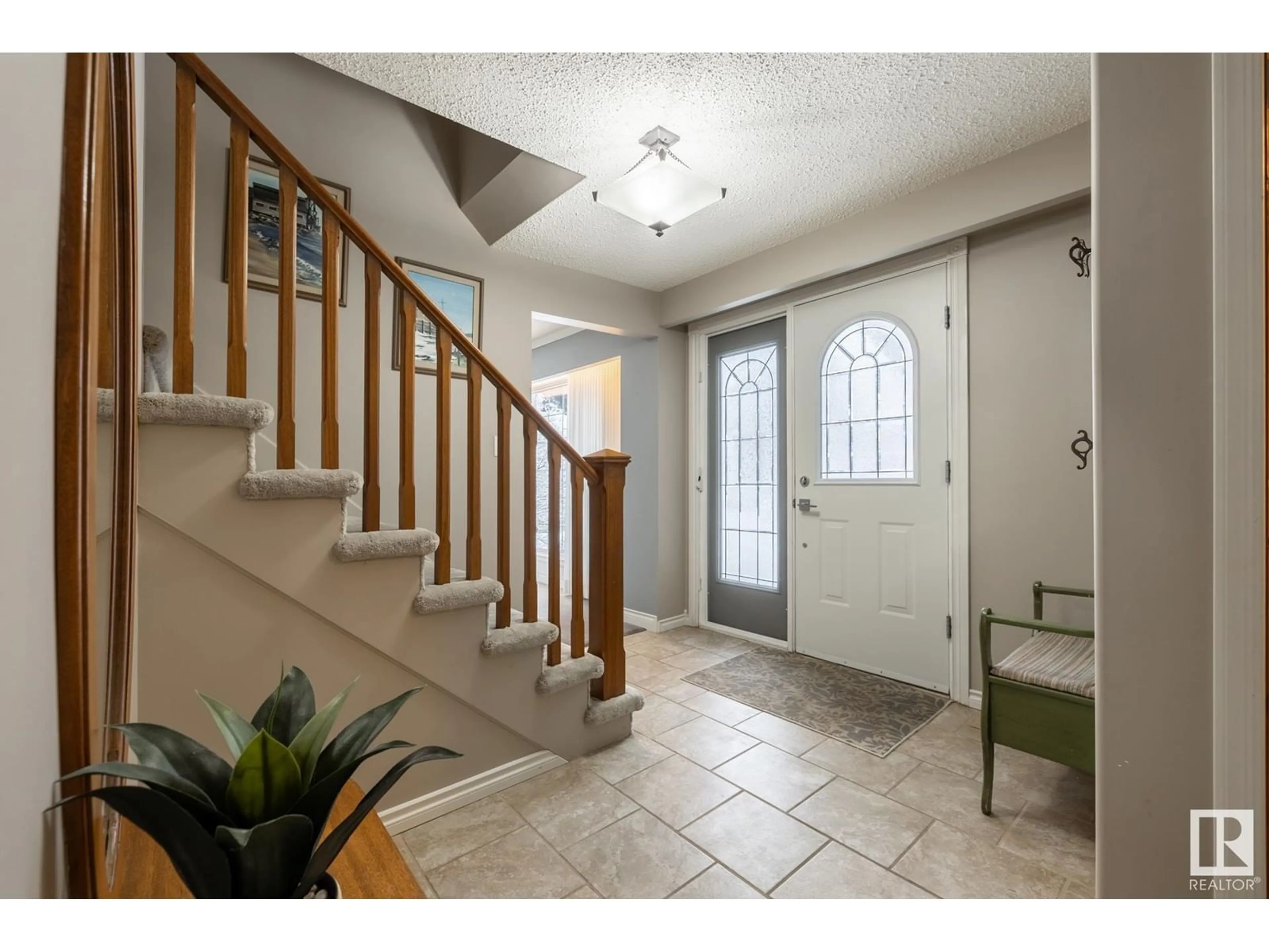 Indoor entryway for 5835 142 ST NW, Edmonton Alberta T6H4C3