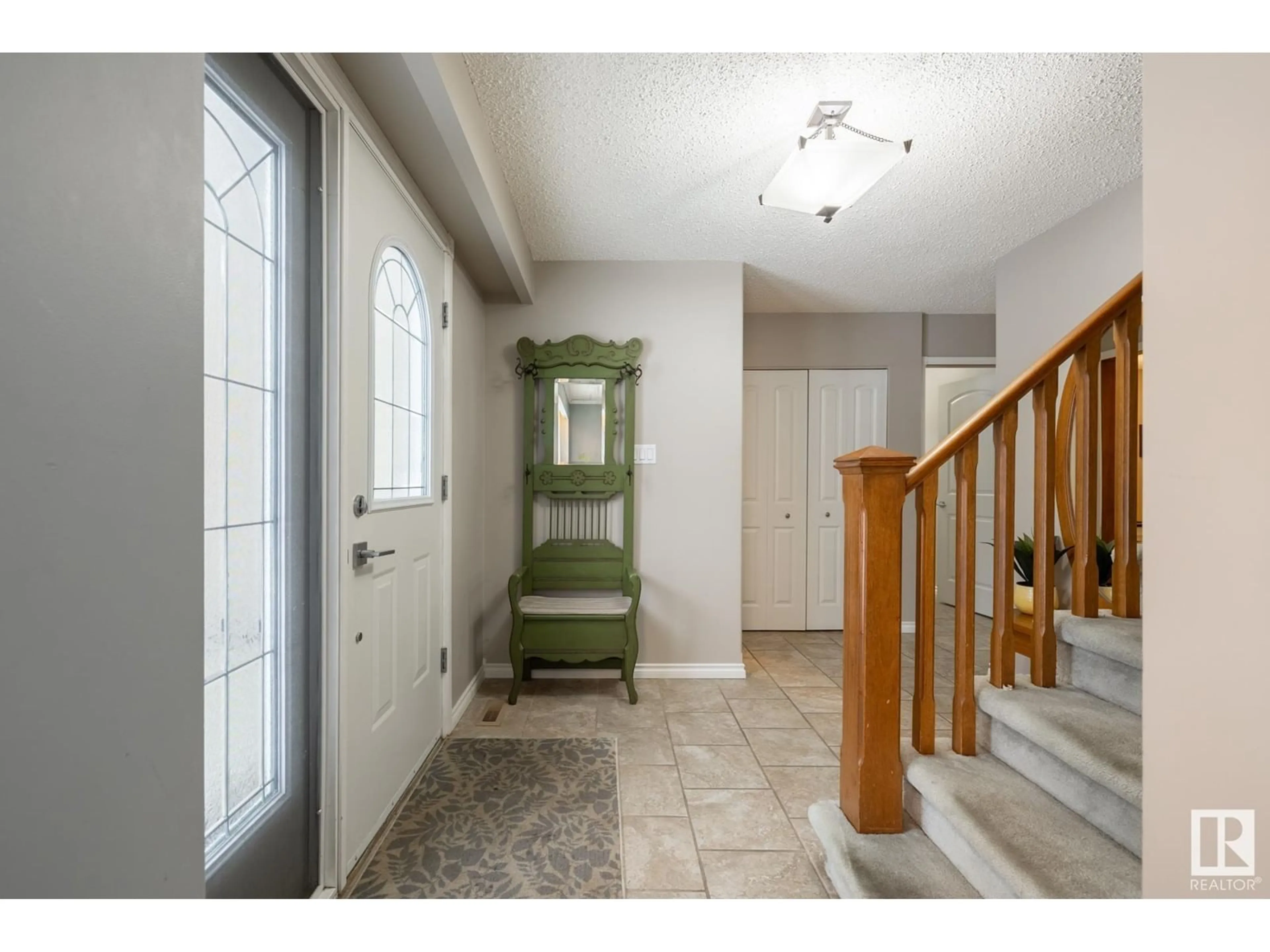 Indoor entryway for 5835 142 ST NW, Edmonton Alberta T6H4C3