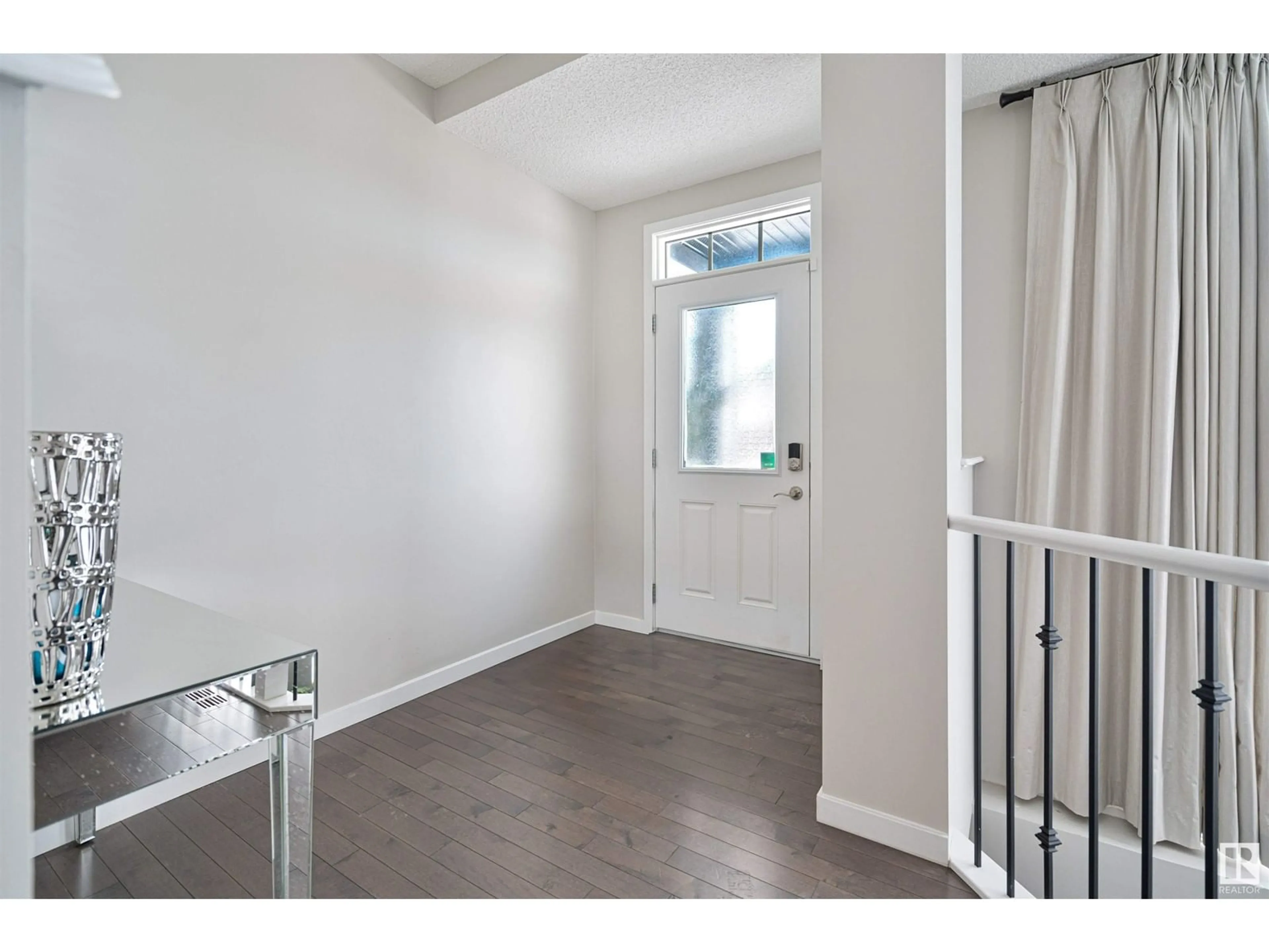 Indoor entryway for 703 Secord BV NW, Edmonton Alberta T5T6Z6