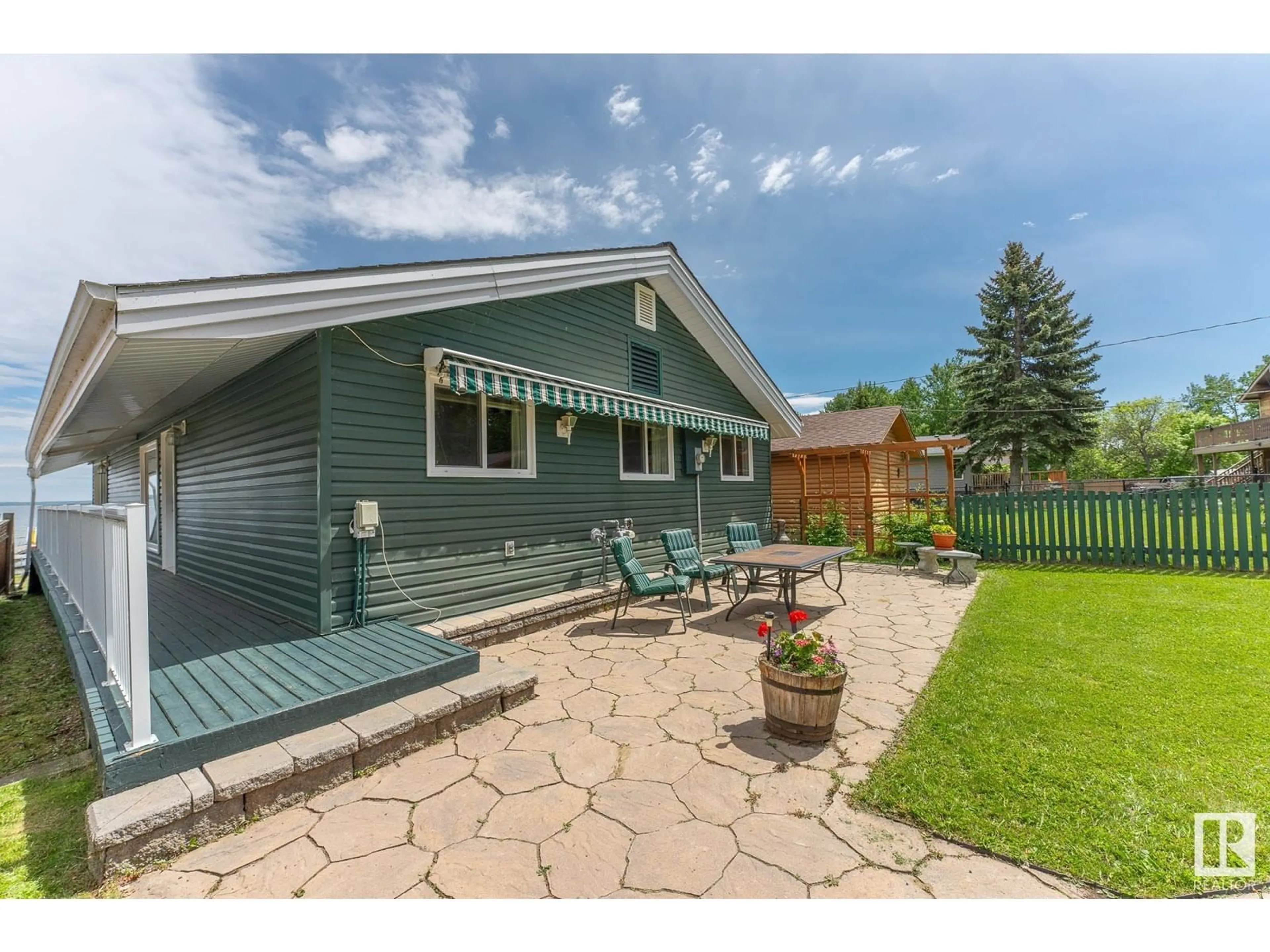 Patio, street for 531 Poplar Bay, Rural Wetaskiwin County Alberta T0C2V0