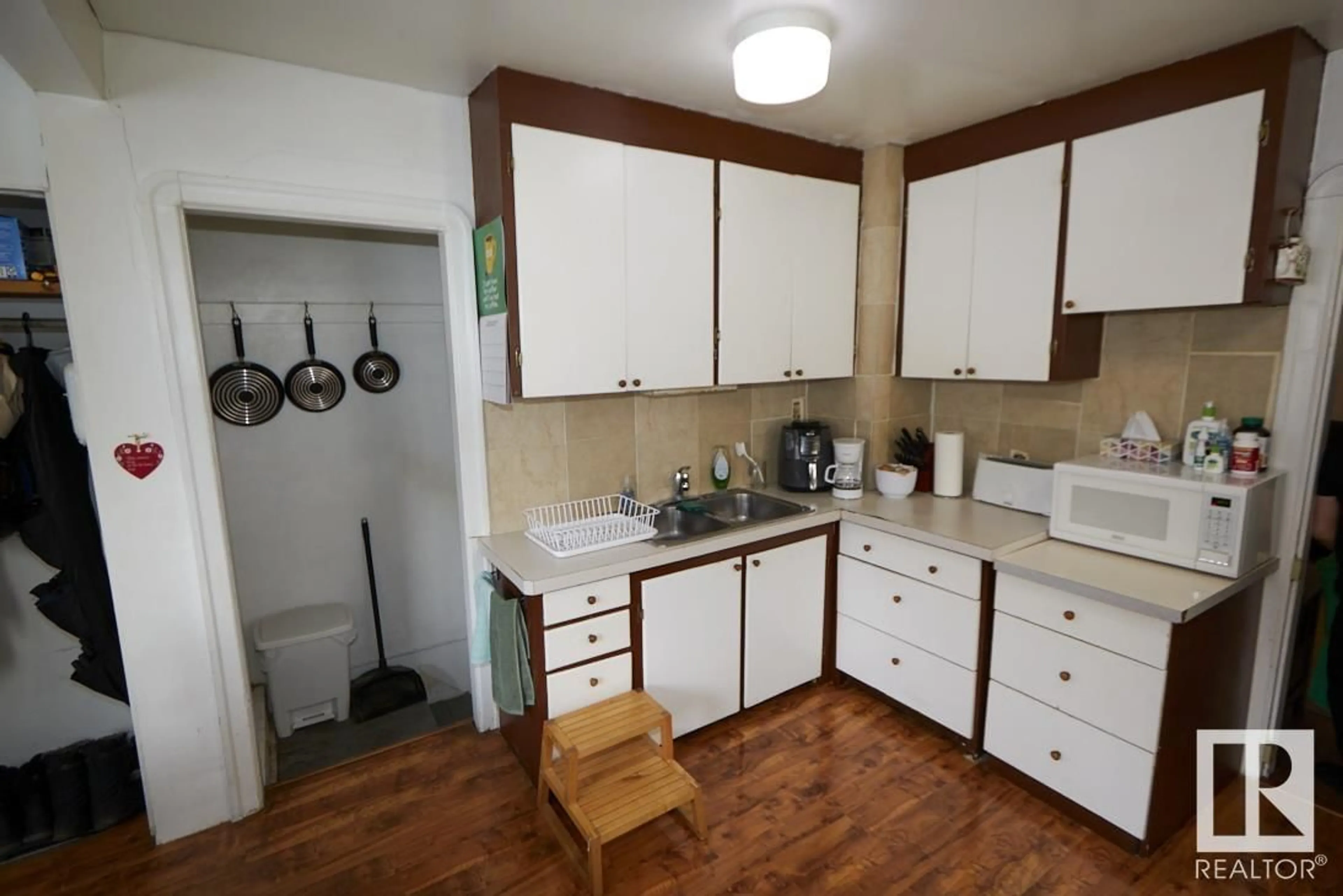 Standard kitchen, unknown for 11422 83 ST NW, Edmonton Alberta T5B2Y3