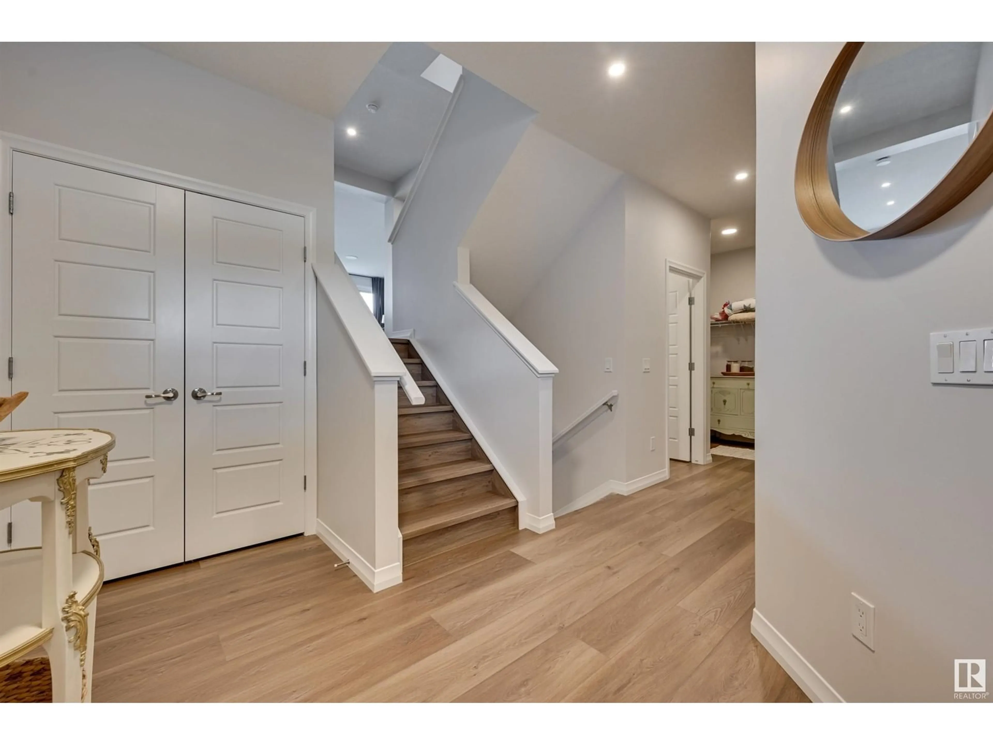 Indoor entryway for 2520 206 ST, Edmonton Alberta T6M1P1