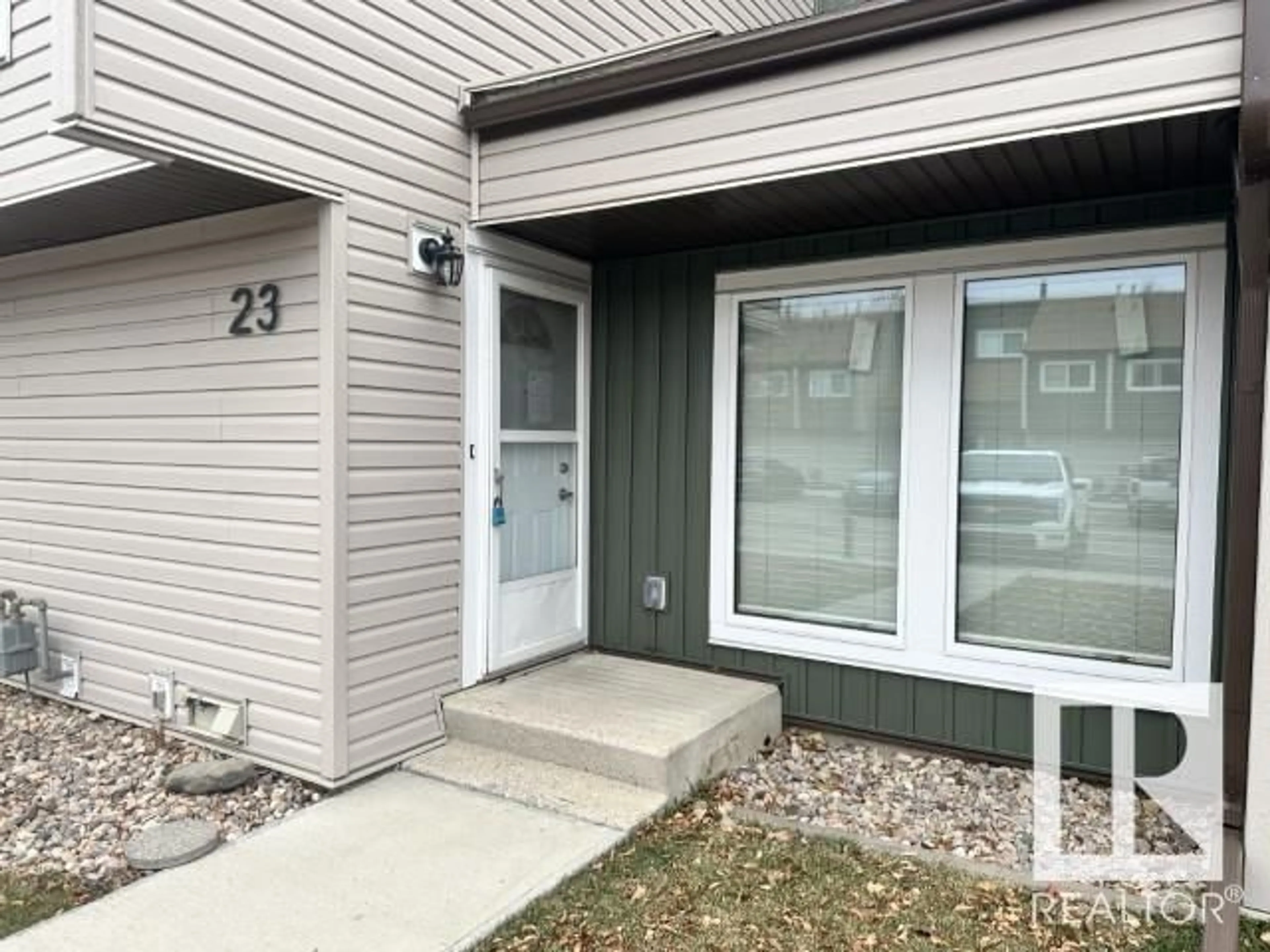 Indoor entryway for #23 2020 105 ST NW, Edmonton Alberta T6J5J2