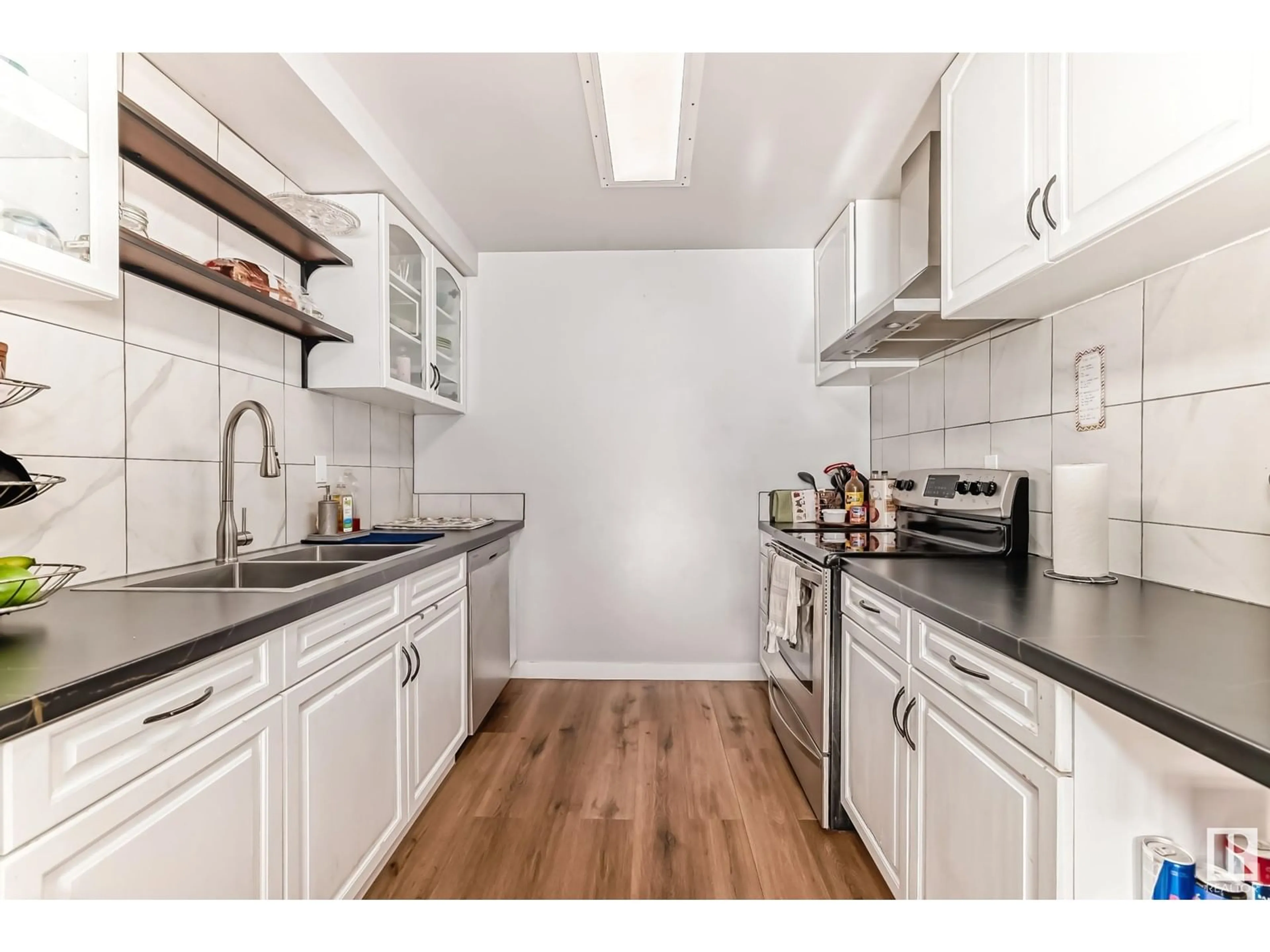 Standard kitchen, wood/laminate floor for 175 LONDONDERRY SQUARE SQ NW, Edmonton Alberta T6L5L9